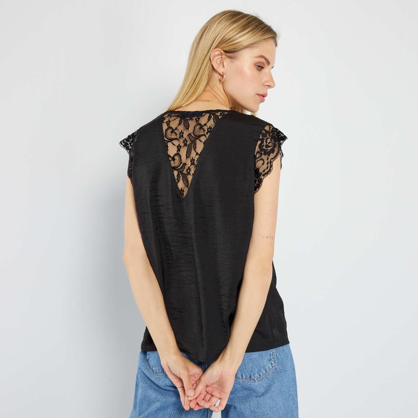 Blouse satinée avec dentelle noir