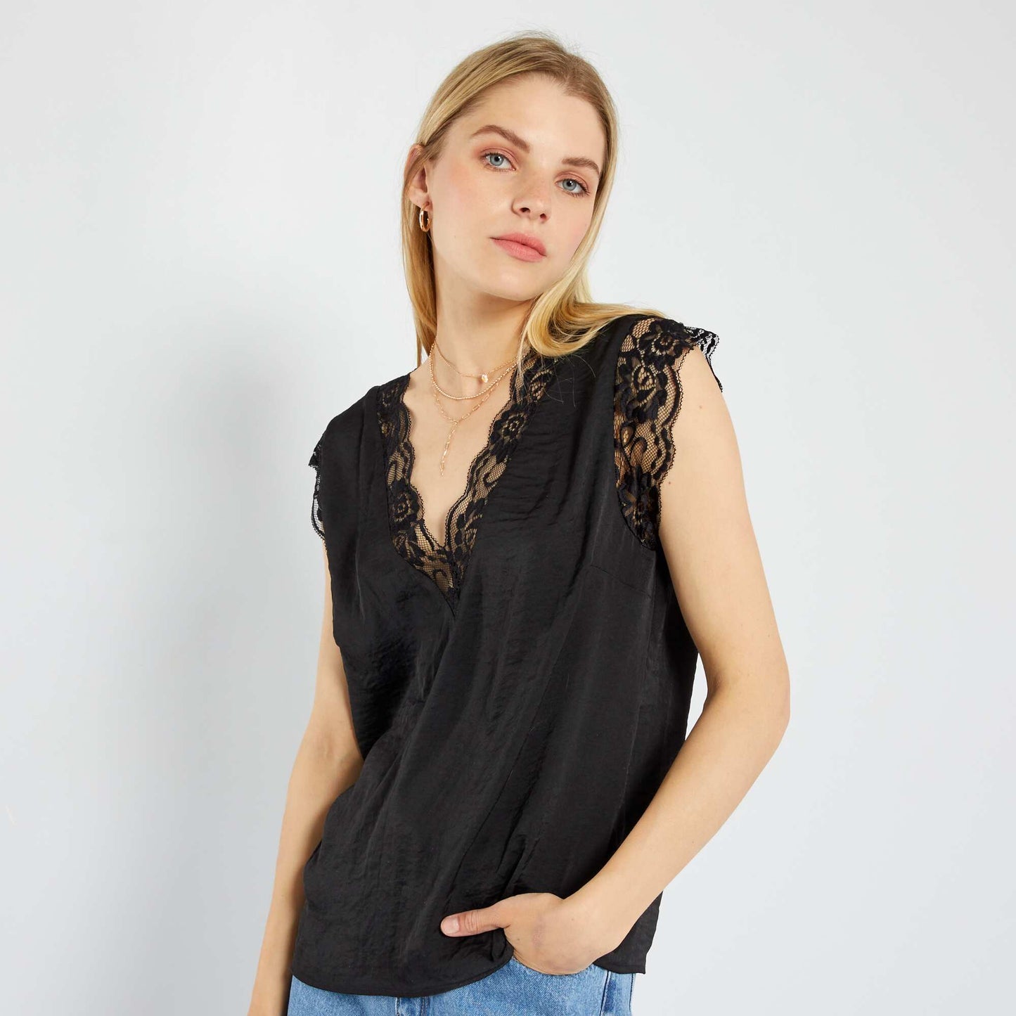 Blouse satinée avec dentelle noir