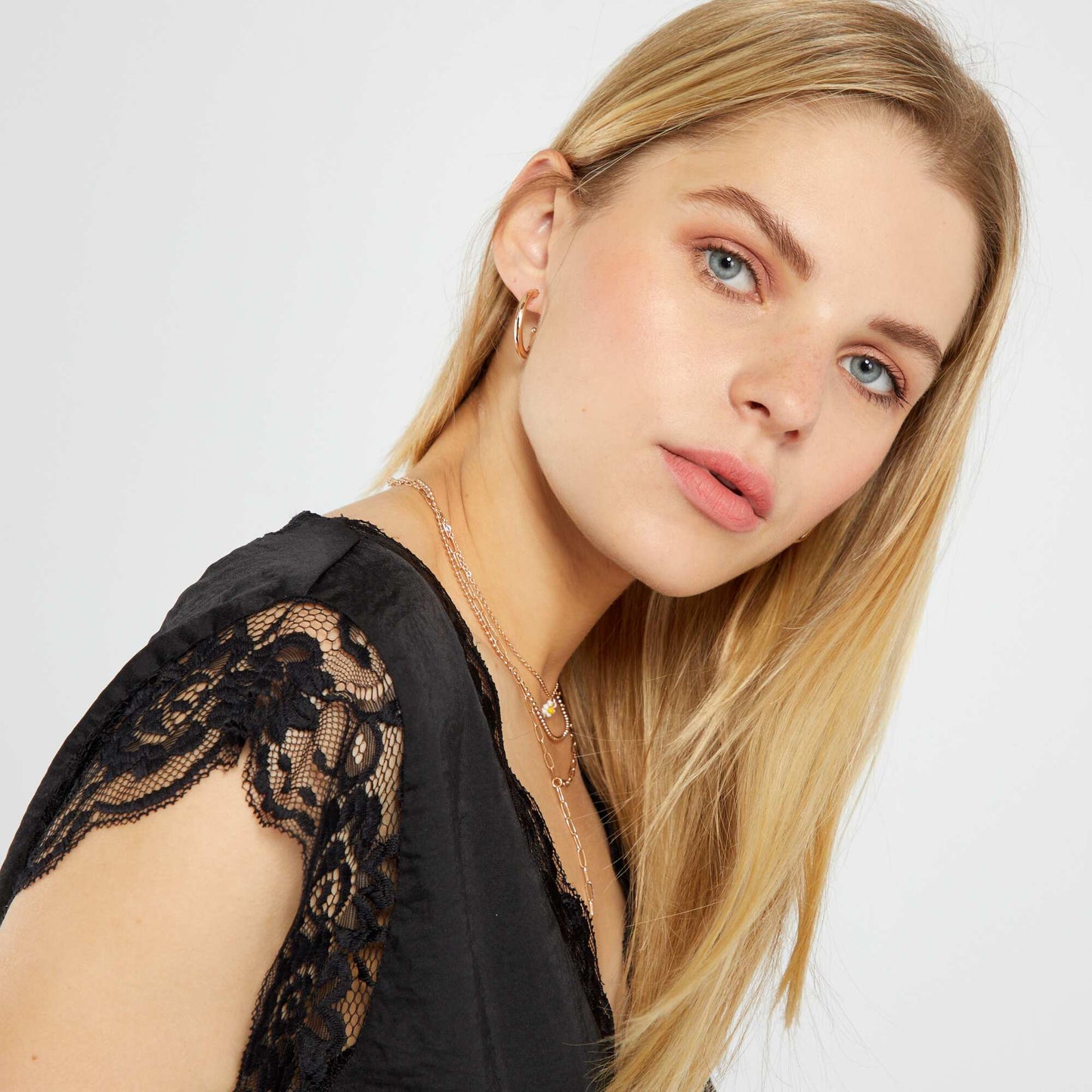 Blouse satinée avec dentelle noir