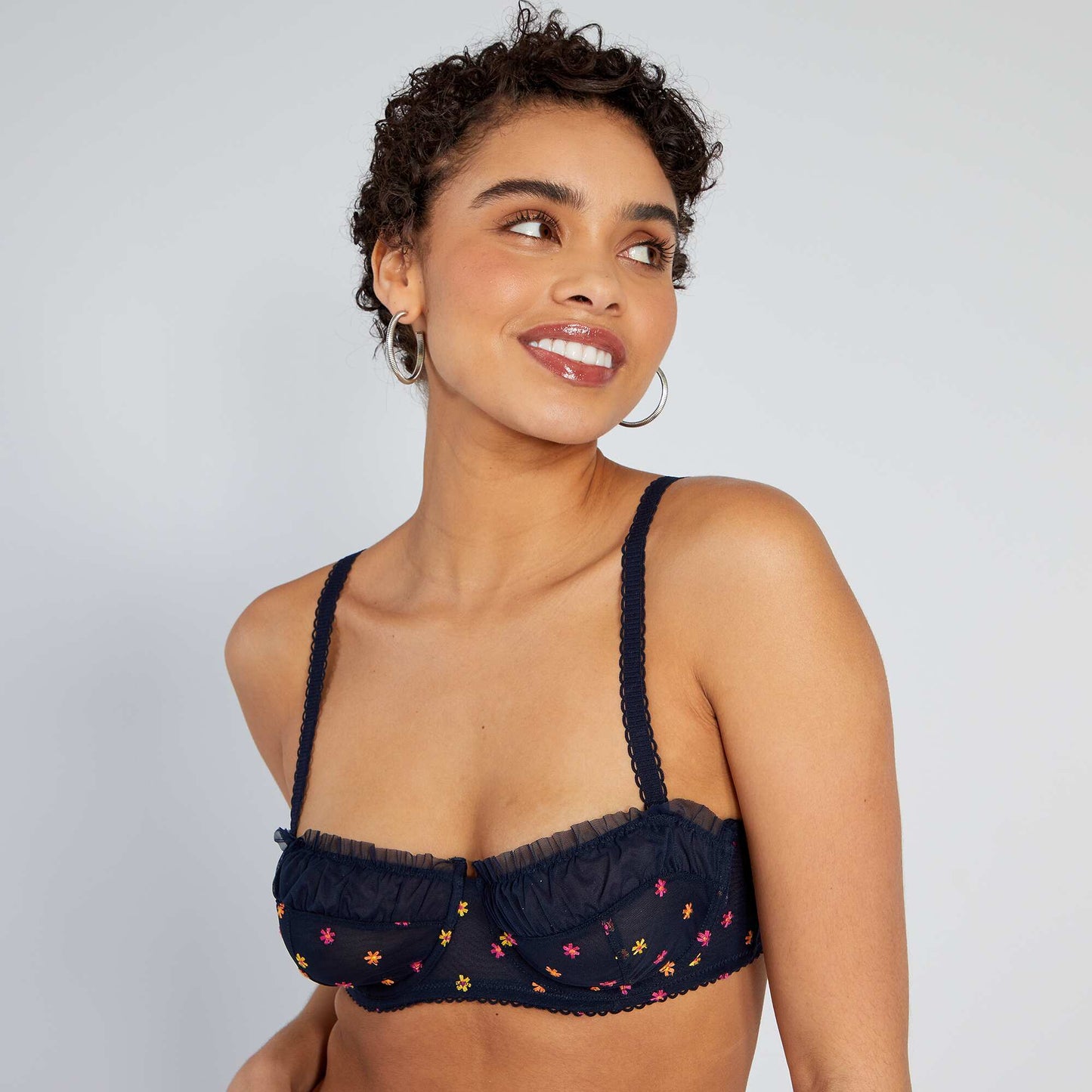 Soutien-gorge corbeille en tulle et fleurs brodées bleu marine