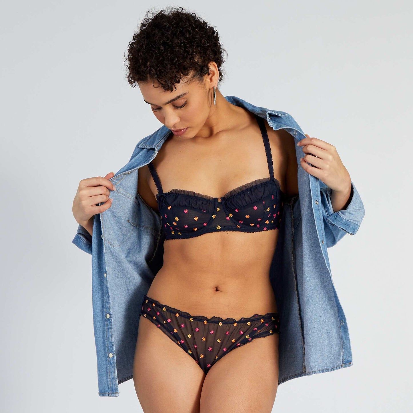 Soutien-gorge corbeille en tulle et fleurs brodées bleu marine