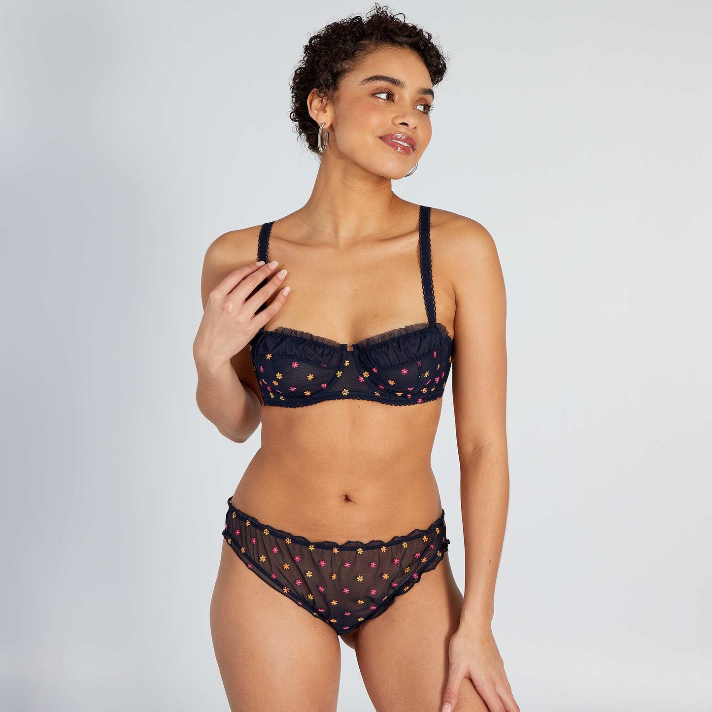 Soutien-gorge corbeille en tulle et fleurs brodées bleu marine