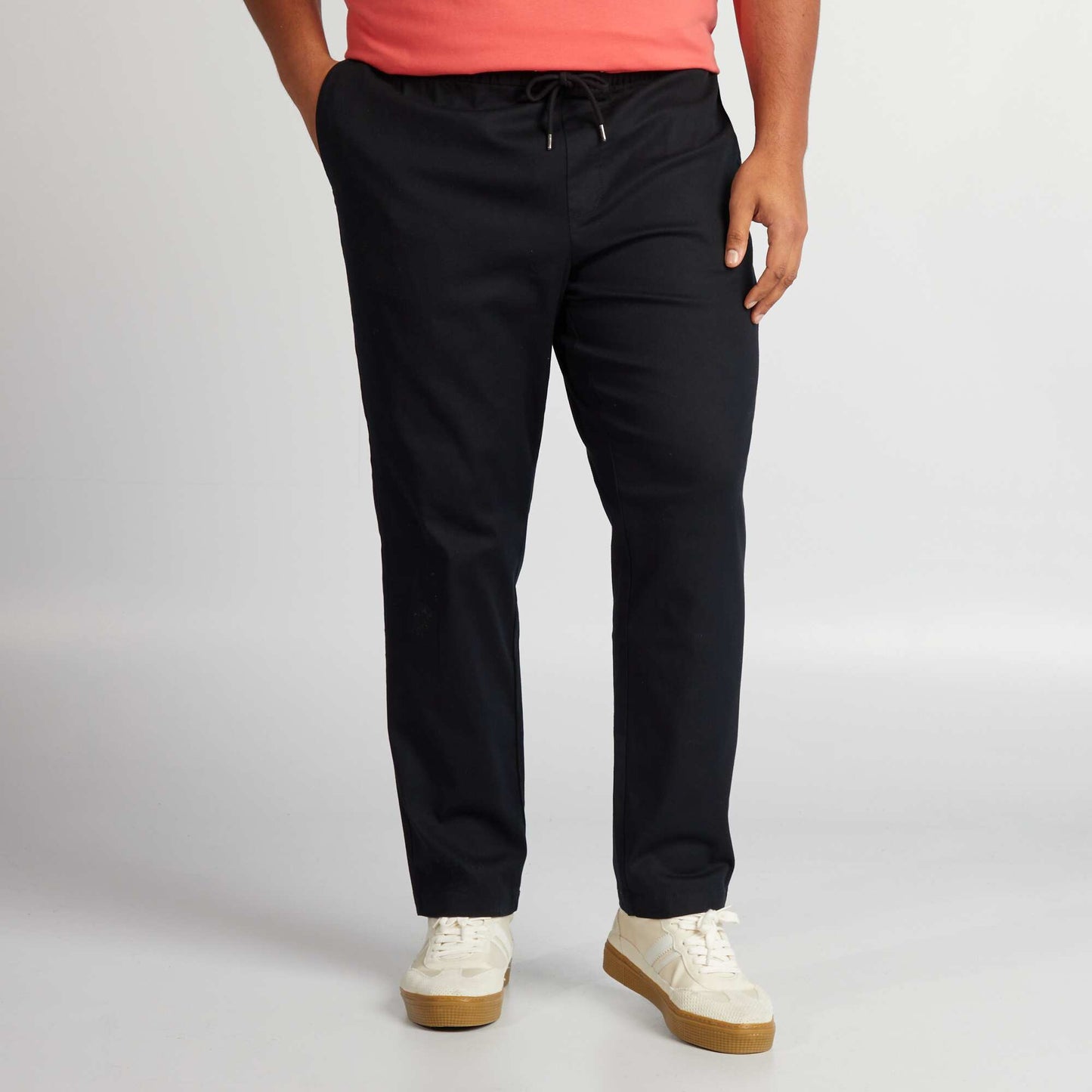 Pantalon chino à taille élastiquée noir