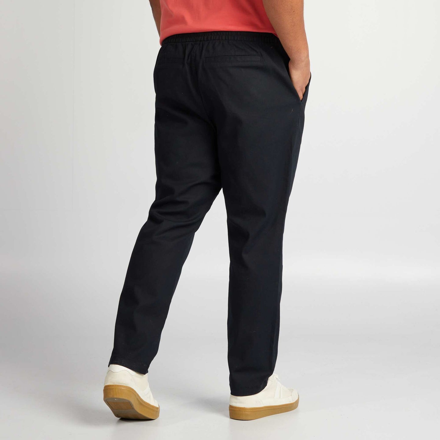 Pantalon chino à taille élastiquée noir