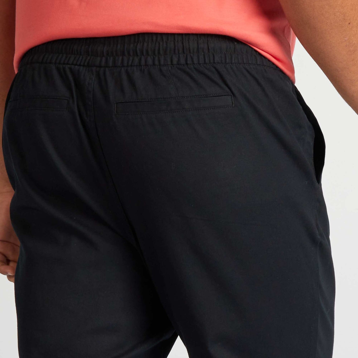 Pantalon chino à taille élastiquée noir