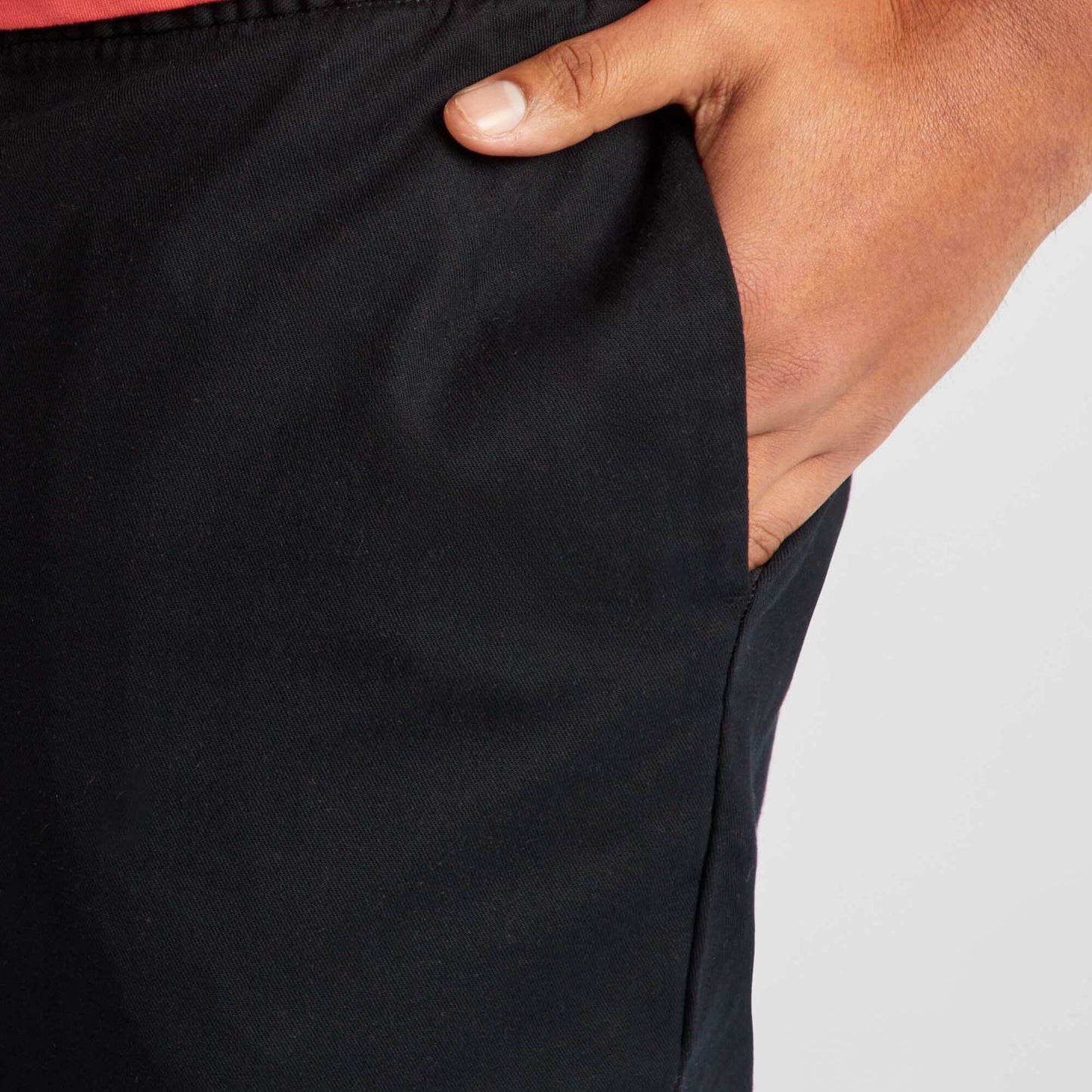 Pantalon chino à taille élastiquée noir