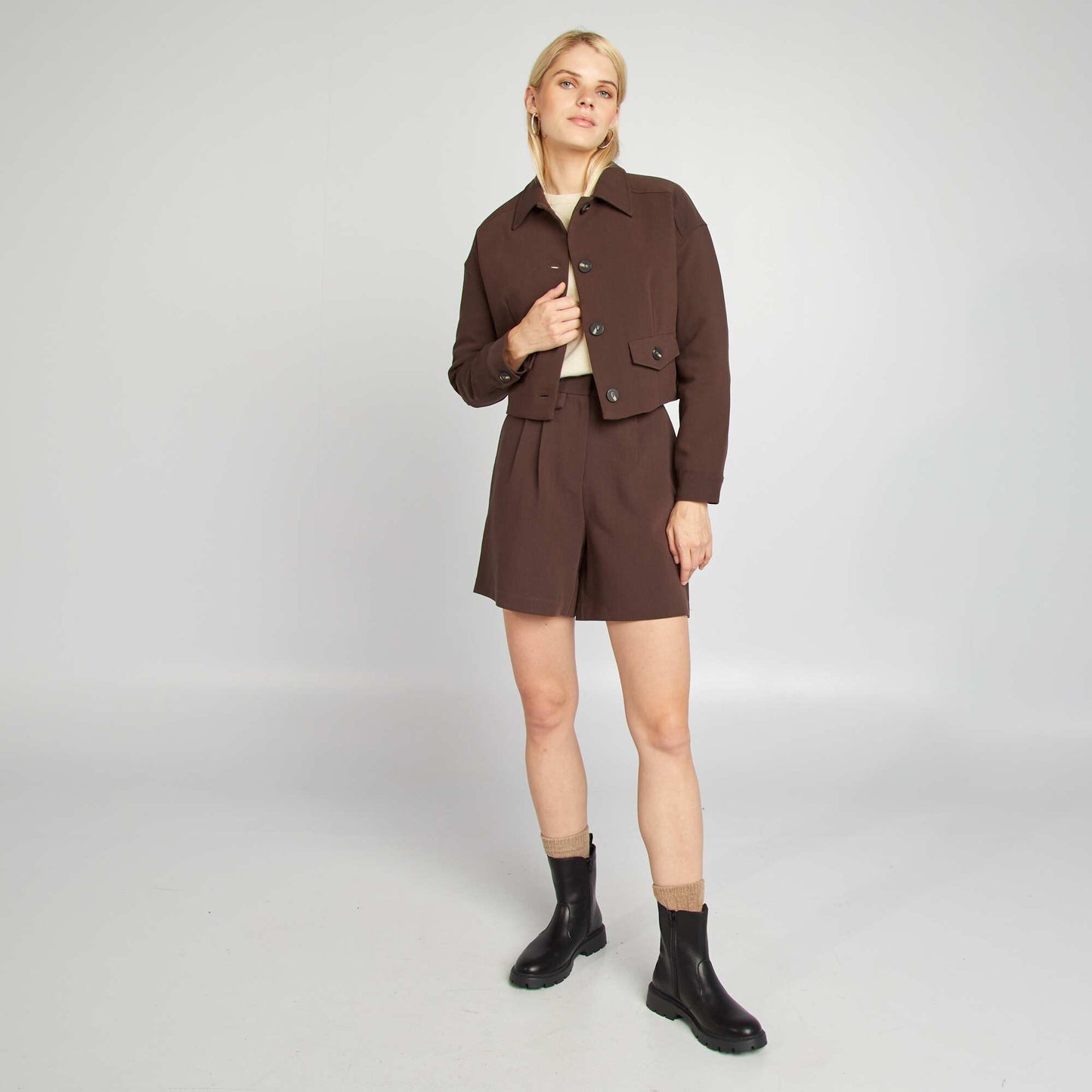 Veste courte à boutons MARRON