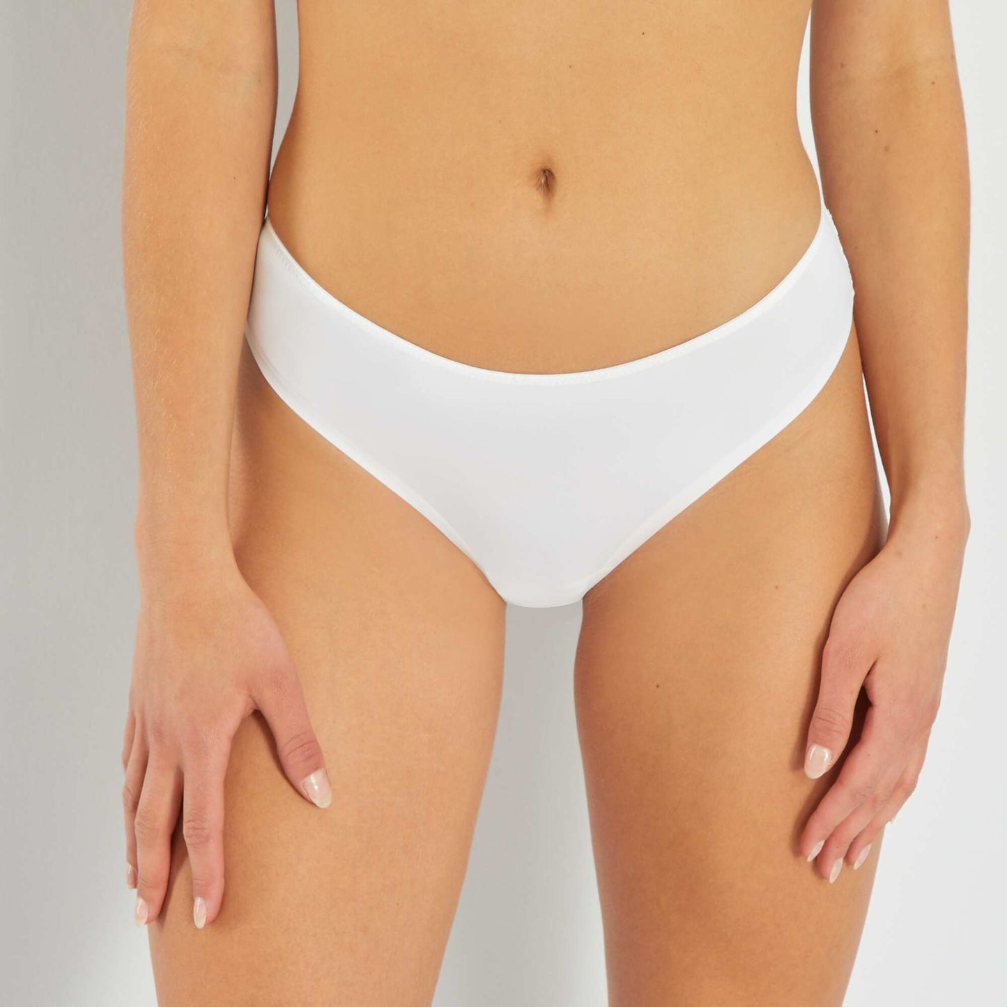 Tanga micro et dentelle blanc