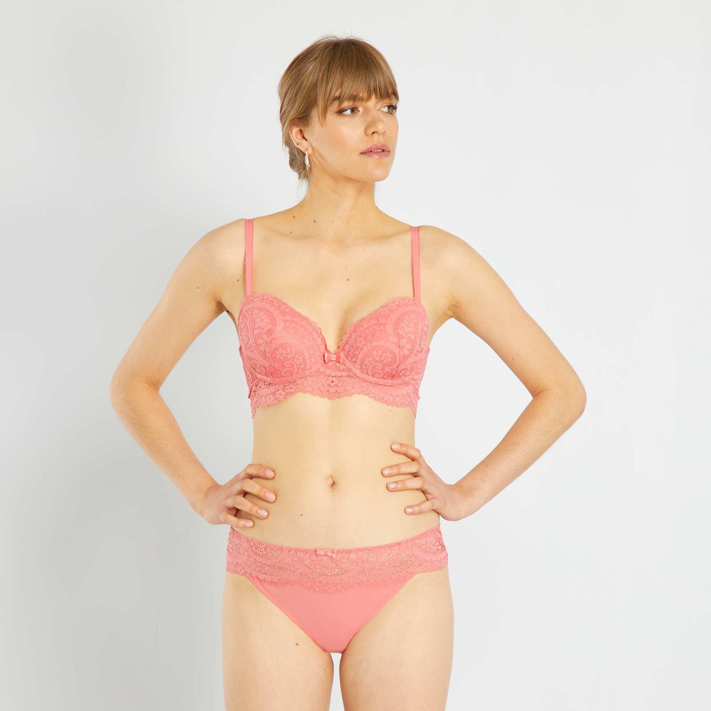 Culotte en dentelle rose