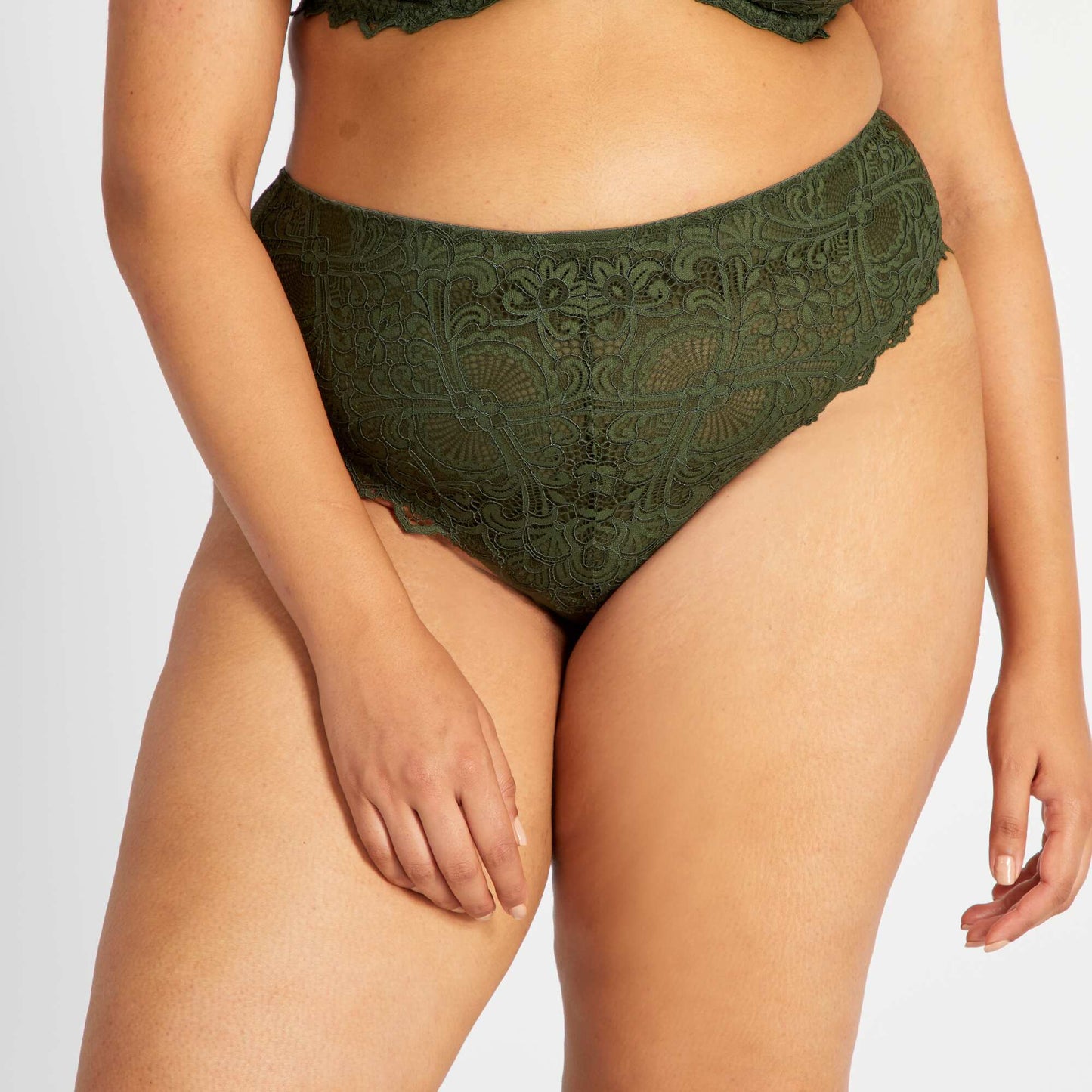 Tanga en dentelle arabesque Kaki