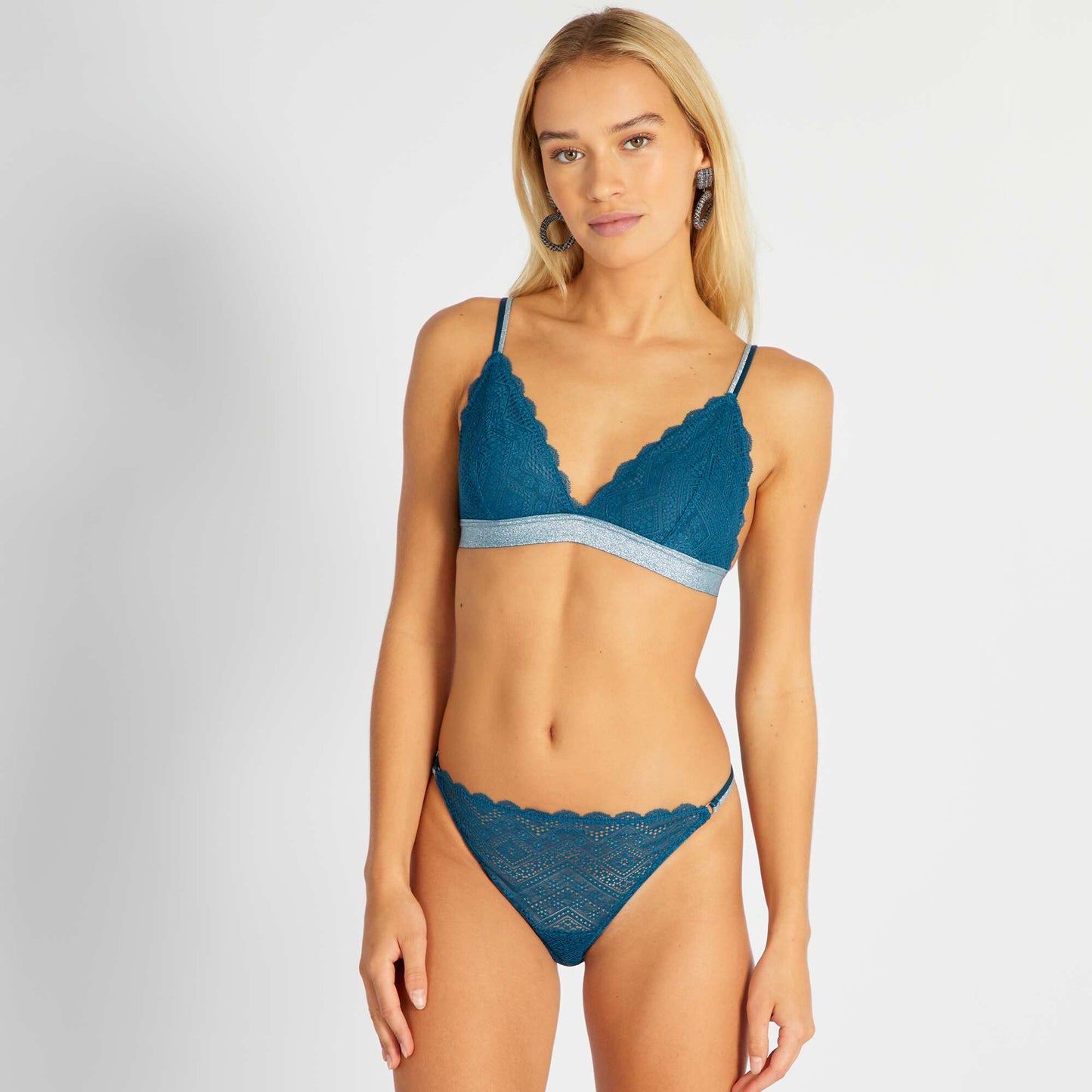 Culotte en dentelle bleu foncé