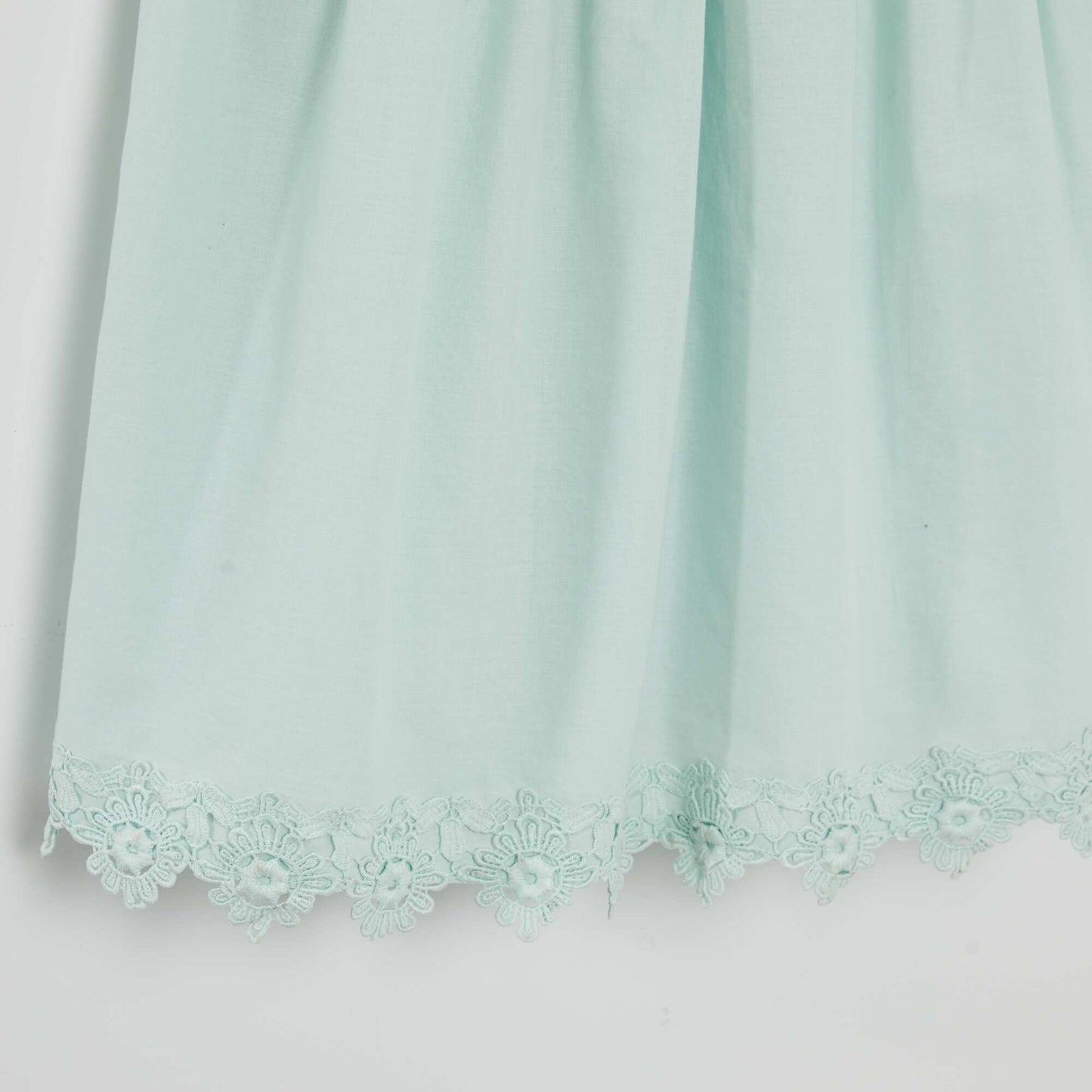 Robe volantée avec broderies bleu