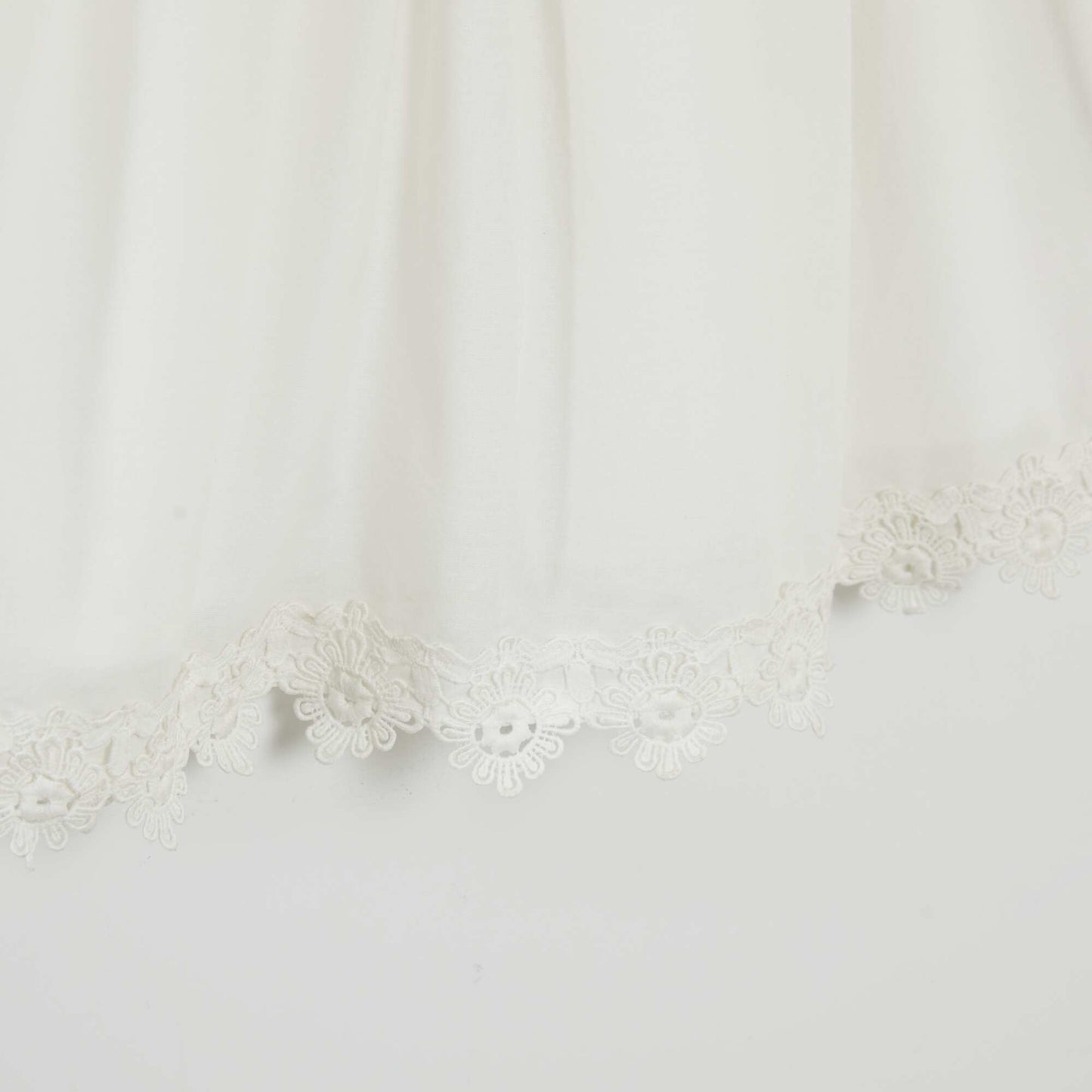 Robe volantée avec broderies blanc