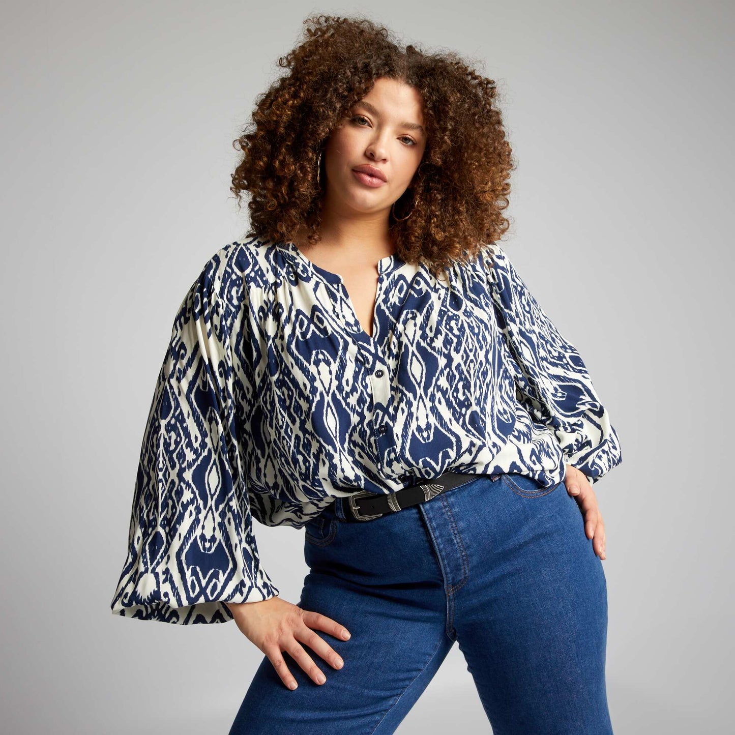 Blouse à col V avec motifs Bleu