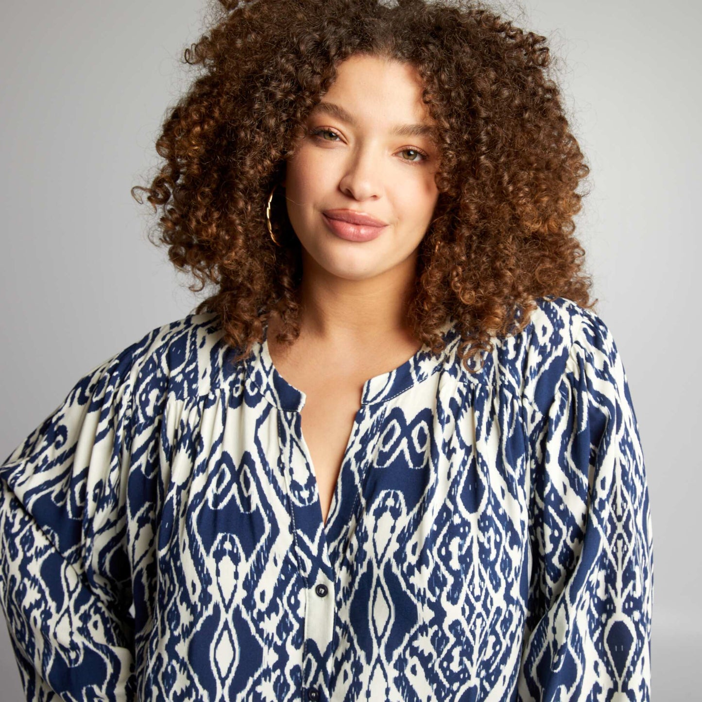 Blouse à col V avec motifs Bleu