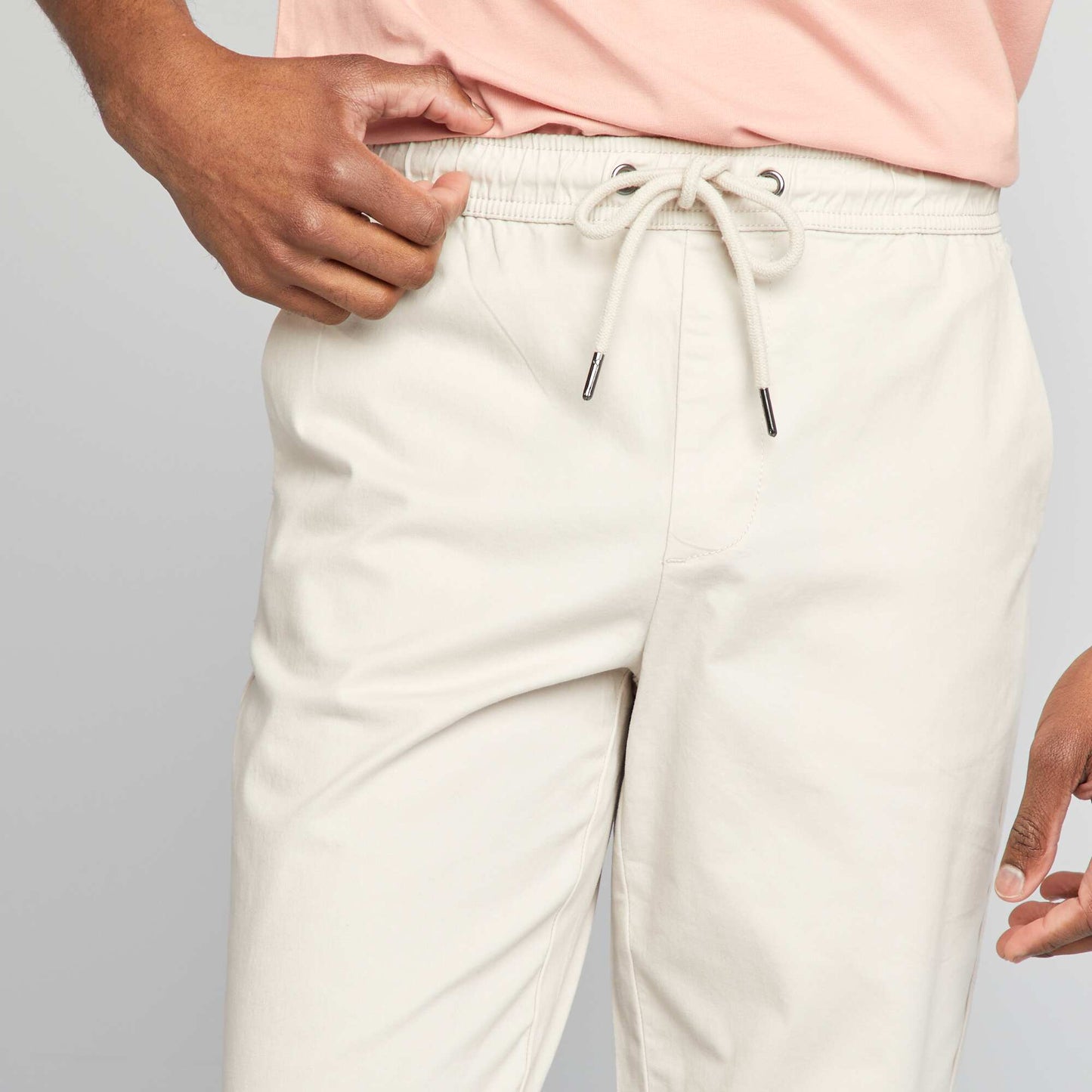 Pantalon chino à ceinture élastiquée Gris