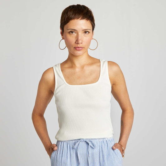 Débardeur côtelé avec col carré Beige