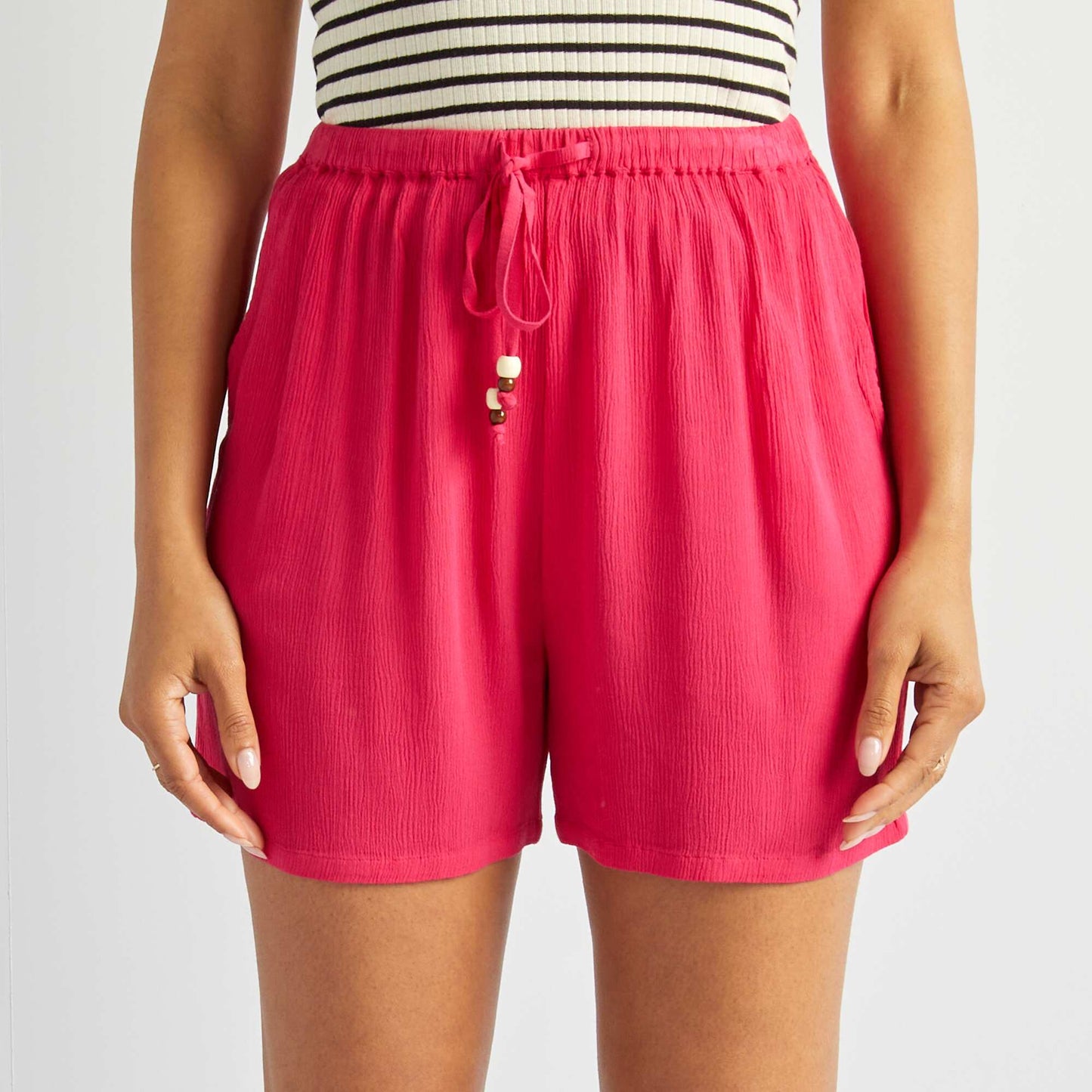 Short fluide en maille crêpe avec liens perlés Rose