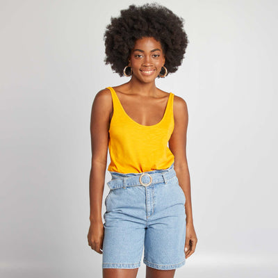 Short court en denim avec ceinture à boucle BLEU