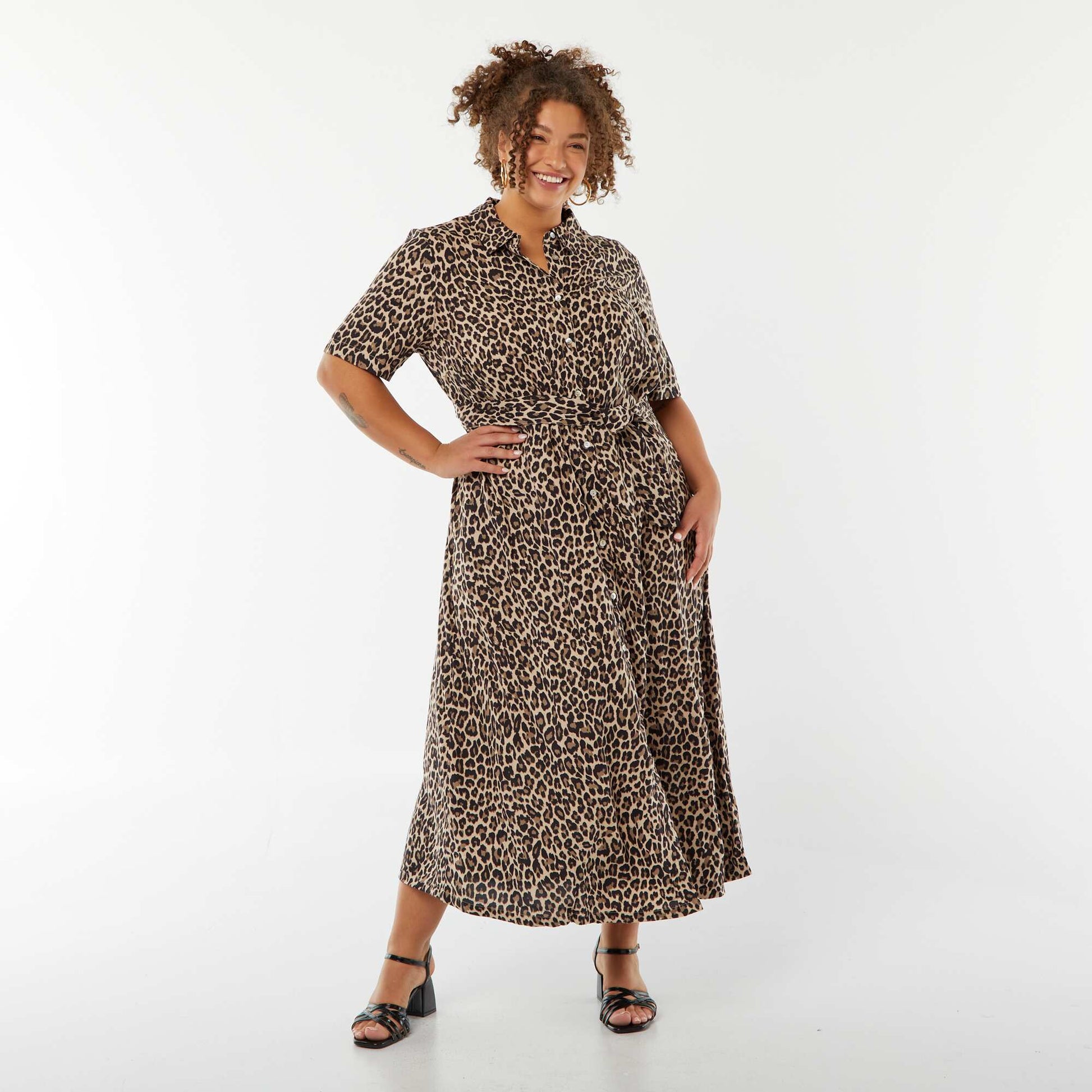 Robe chemise coupe longue à motif et manches courtes BEIGE