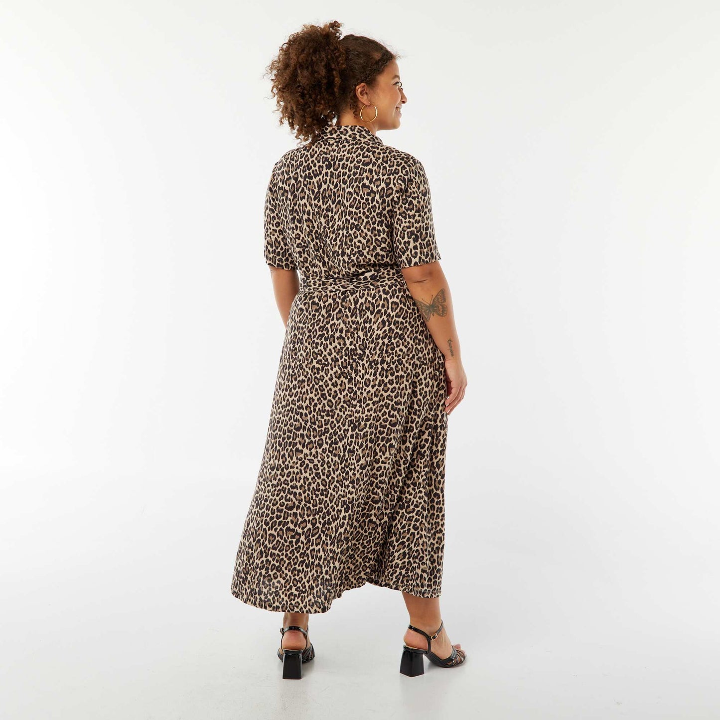 Robe chemise coupe longue à motif et manches courtes BEIGE