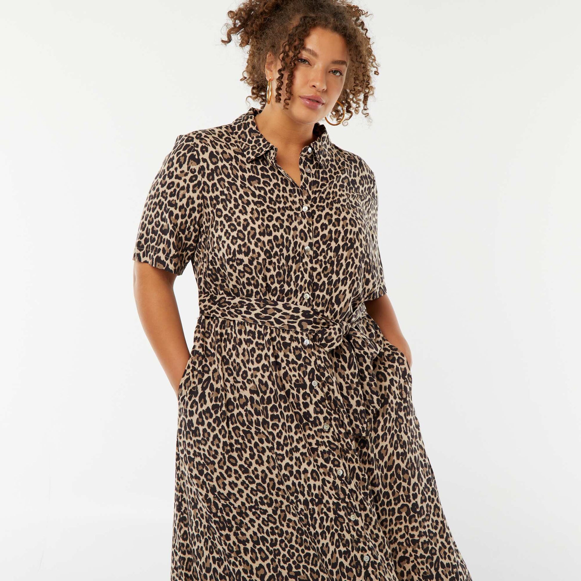 Robe chemise coupe longue à motif et manches courtes BEIGE