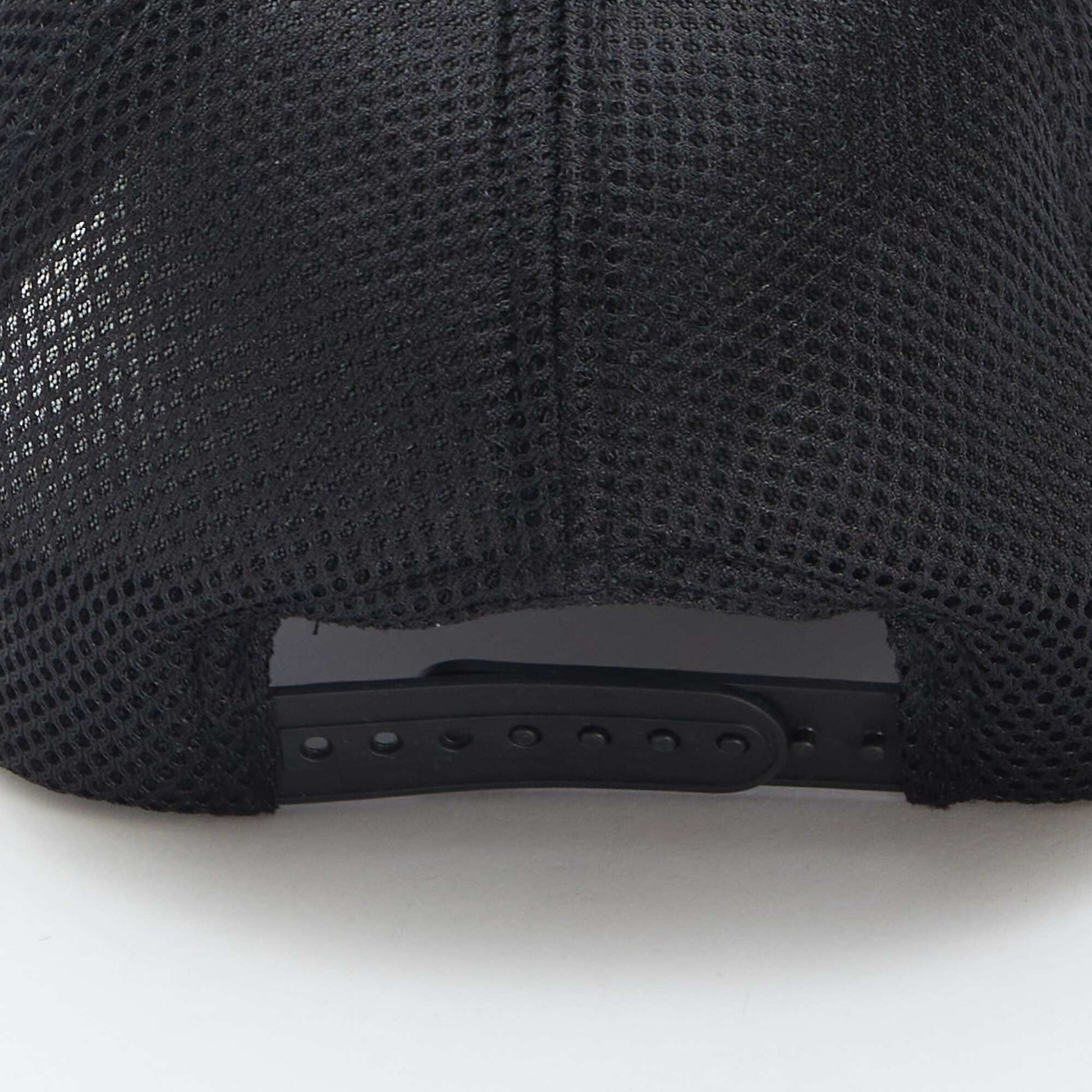 Casquette avec broderie NOIR
