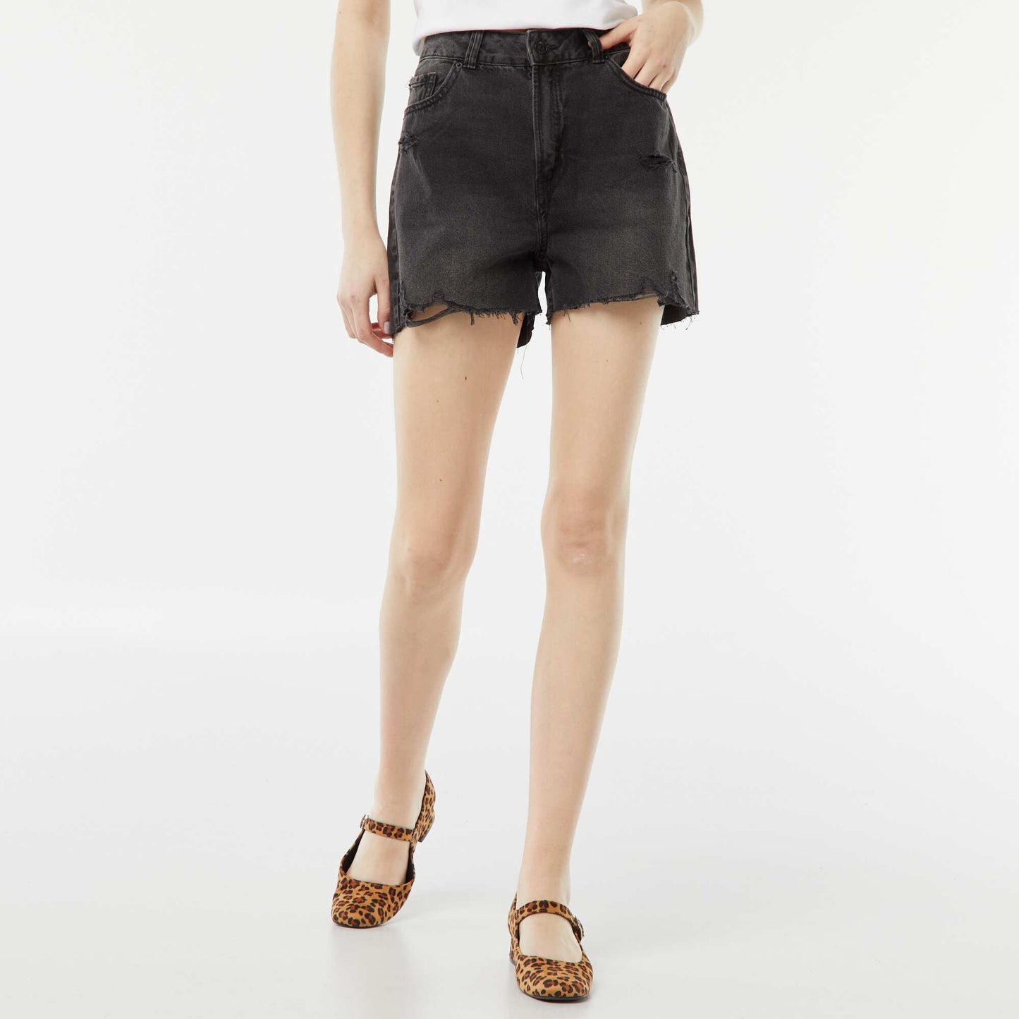 Short court en jean avec abrasions et finitions à cru GRIS