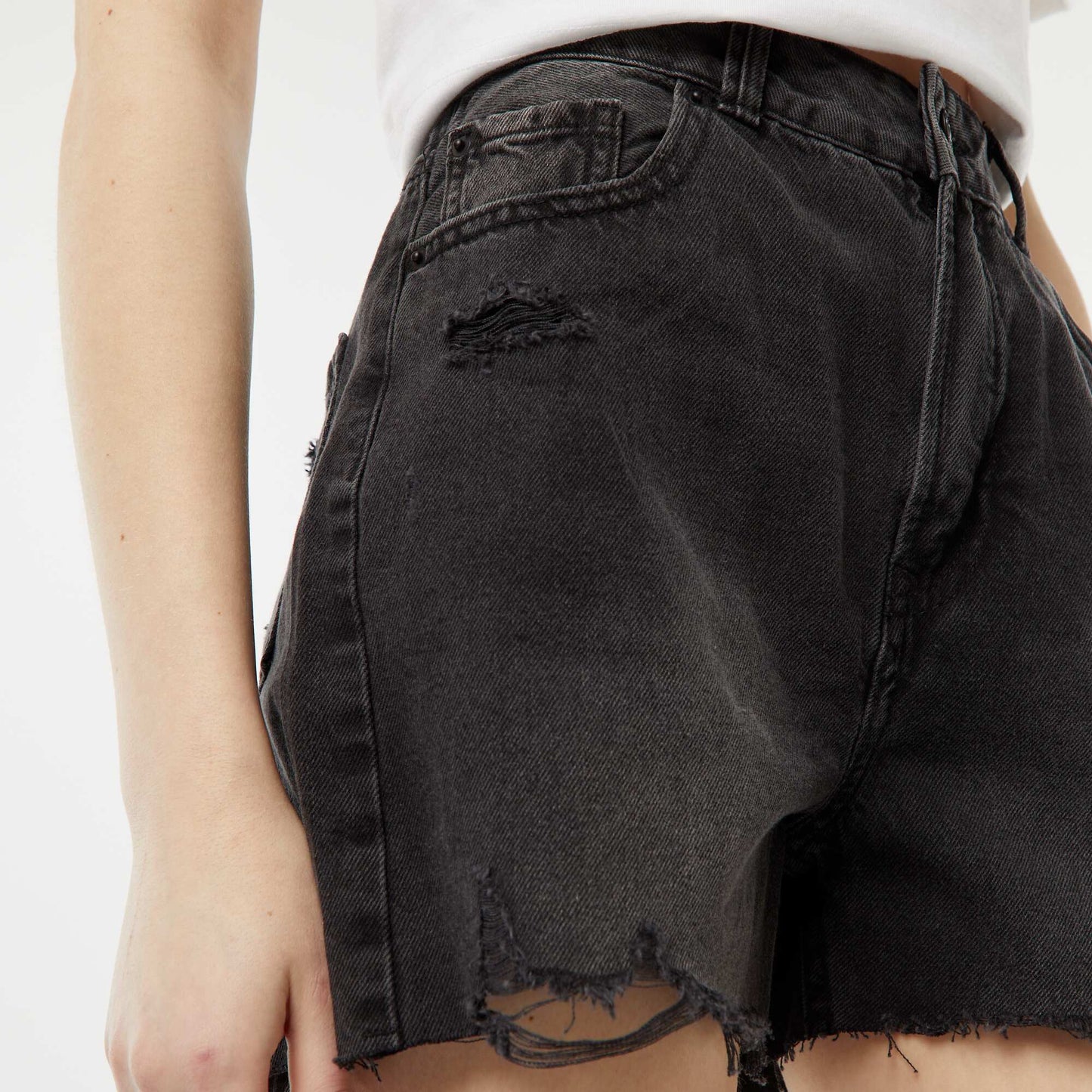 Short court en jean avec abrasions et finitions à cru GRIS