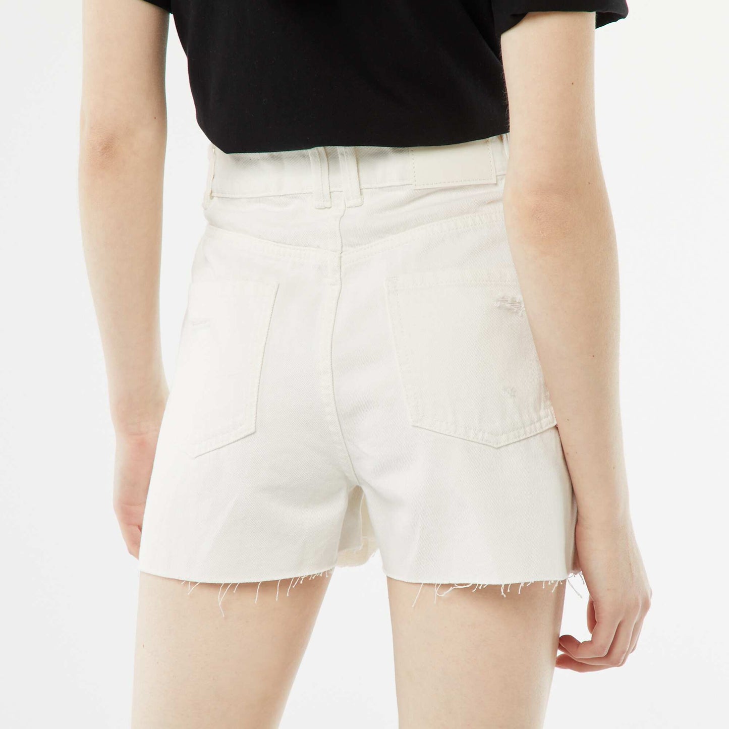 Short court en jean avec abrasions et finitions à cru BLANC