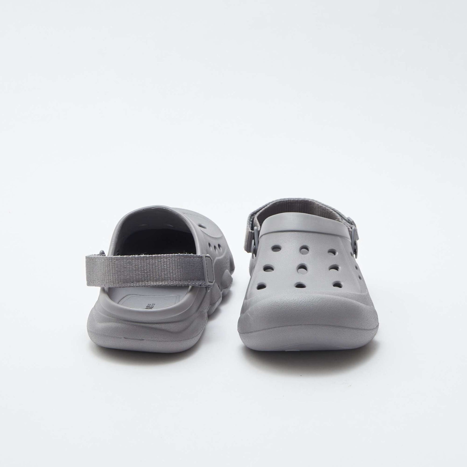 Sabots unis en plastique moulé GRIS