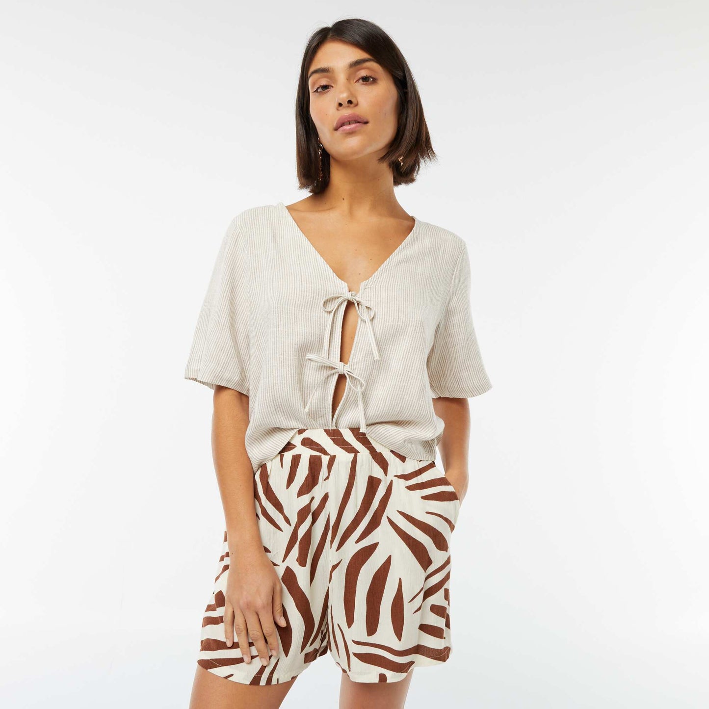 Short léger à motif et avec 2 poches BLANC