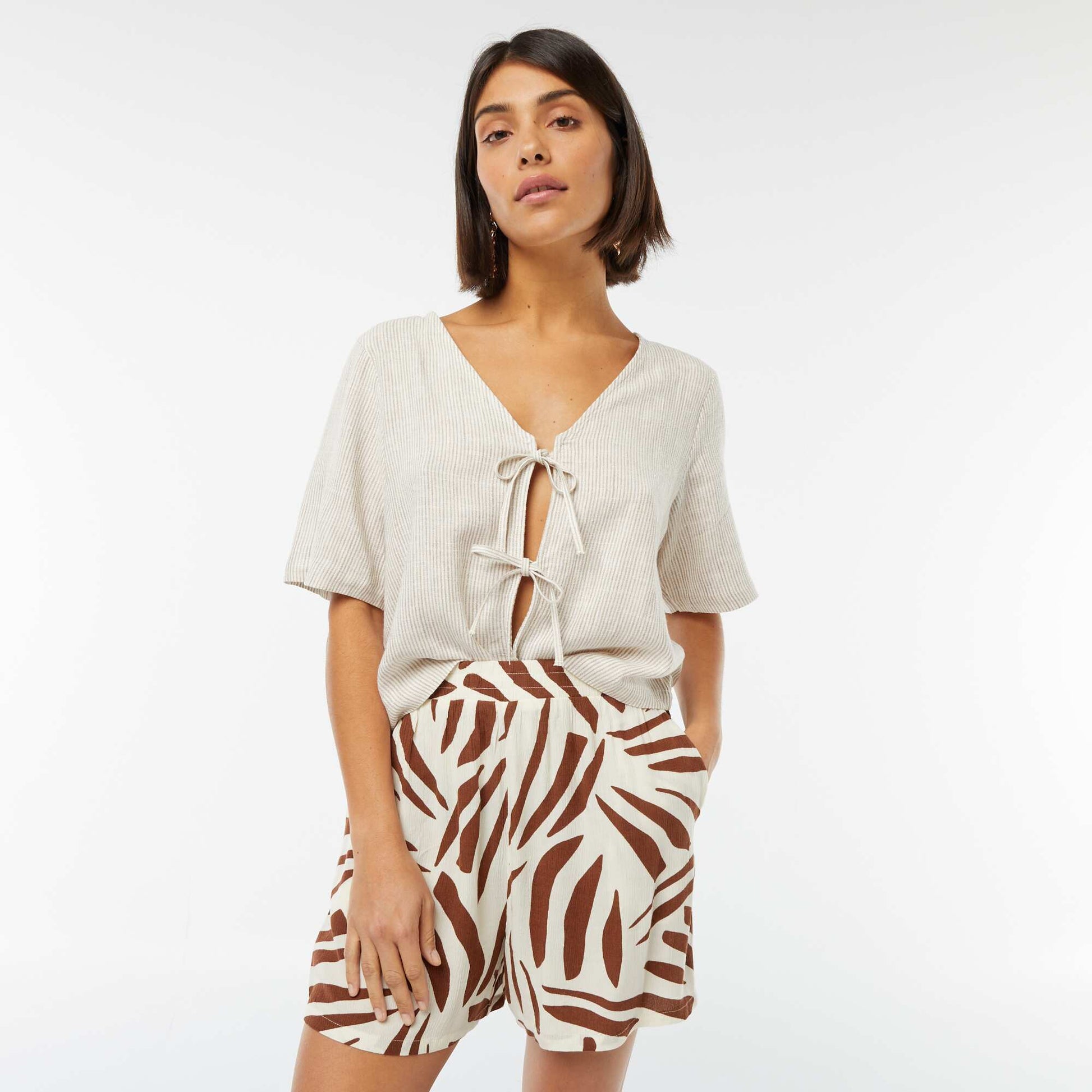 Short léger à motif et avec 2 poches BLANC