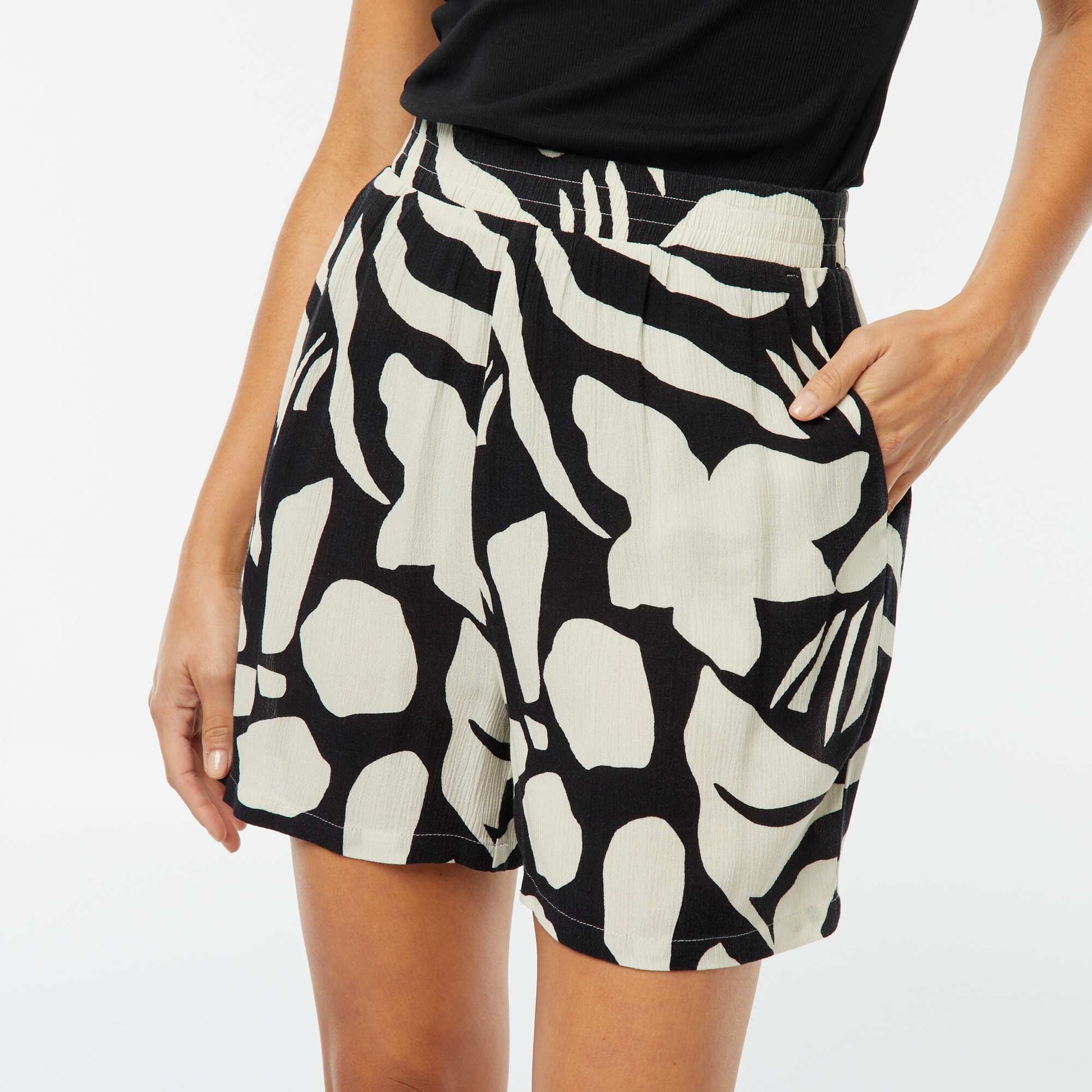 Short léger à motif et avec 2 poches NOIR