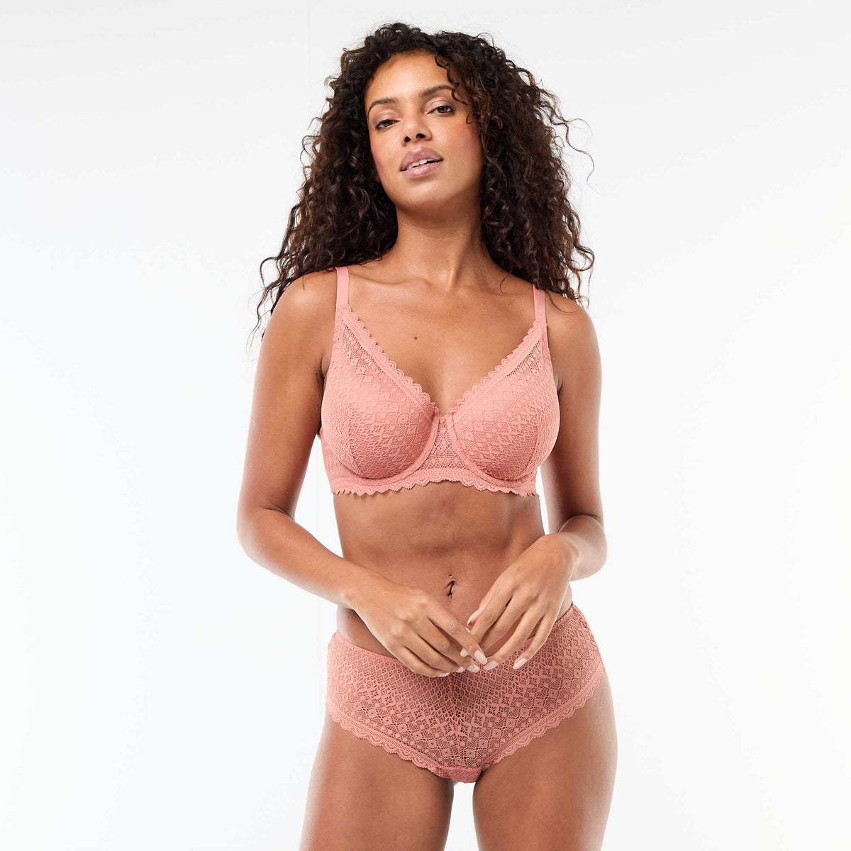 Soutien-gorge corbeille emboîtant en dentelle ROSE