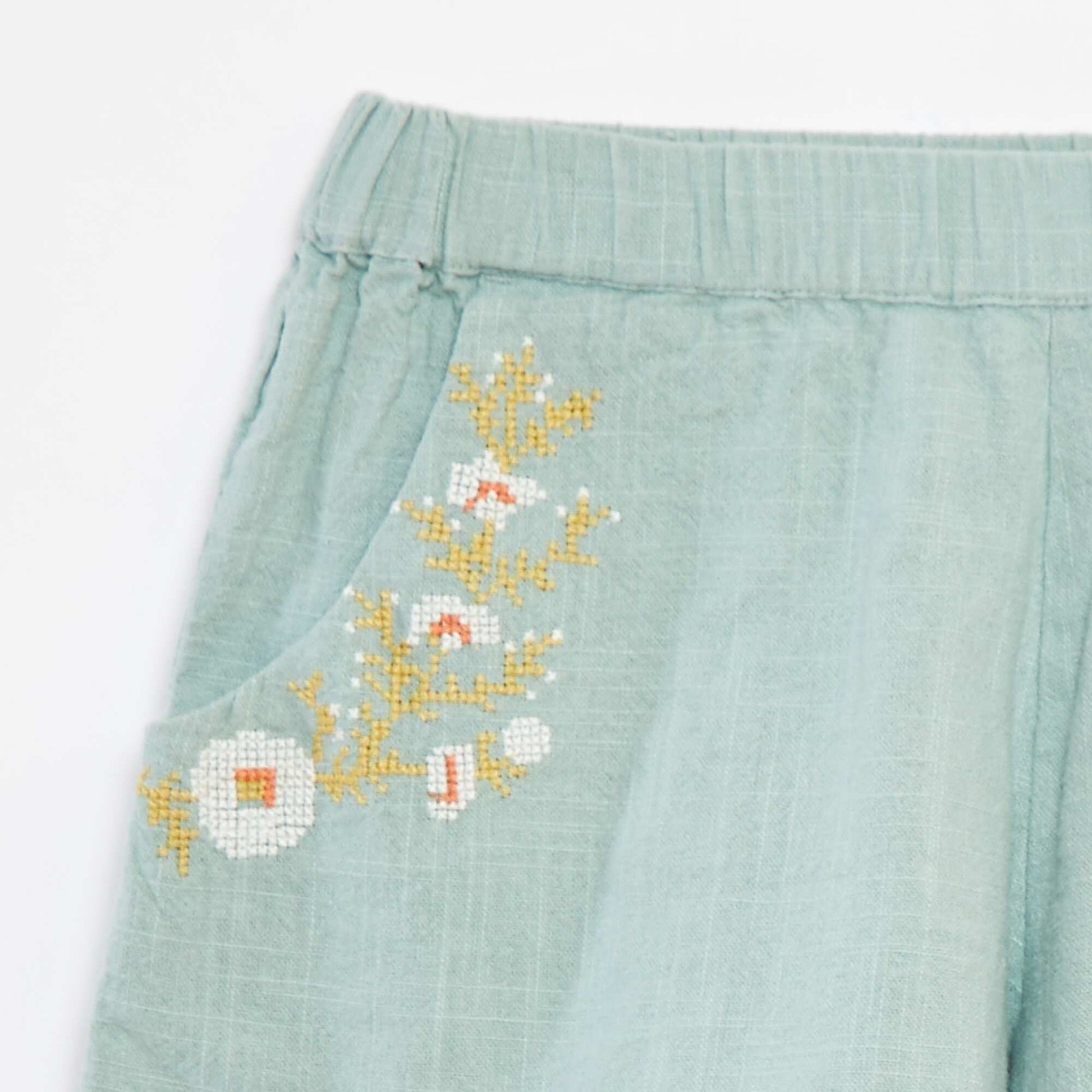 Short léger avec broderies et 2 poches VERT