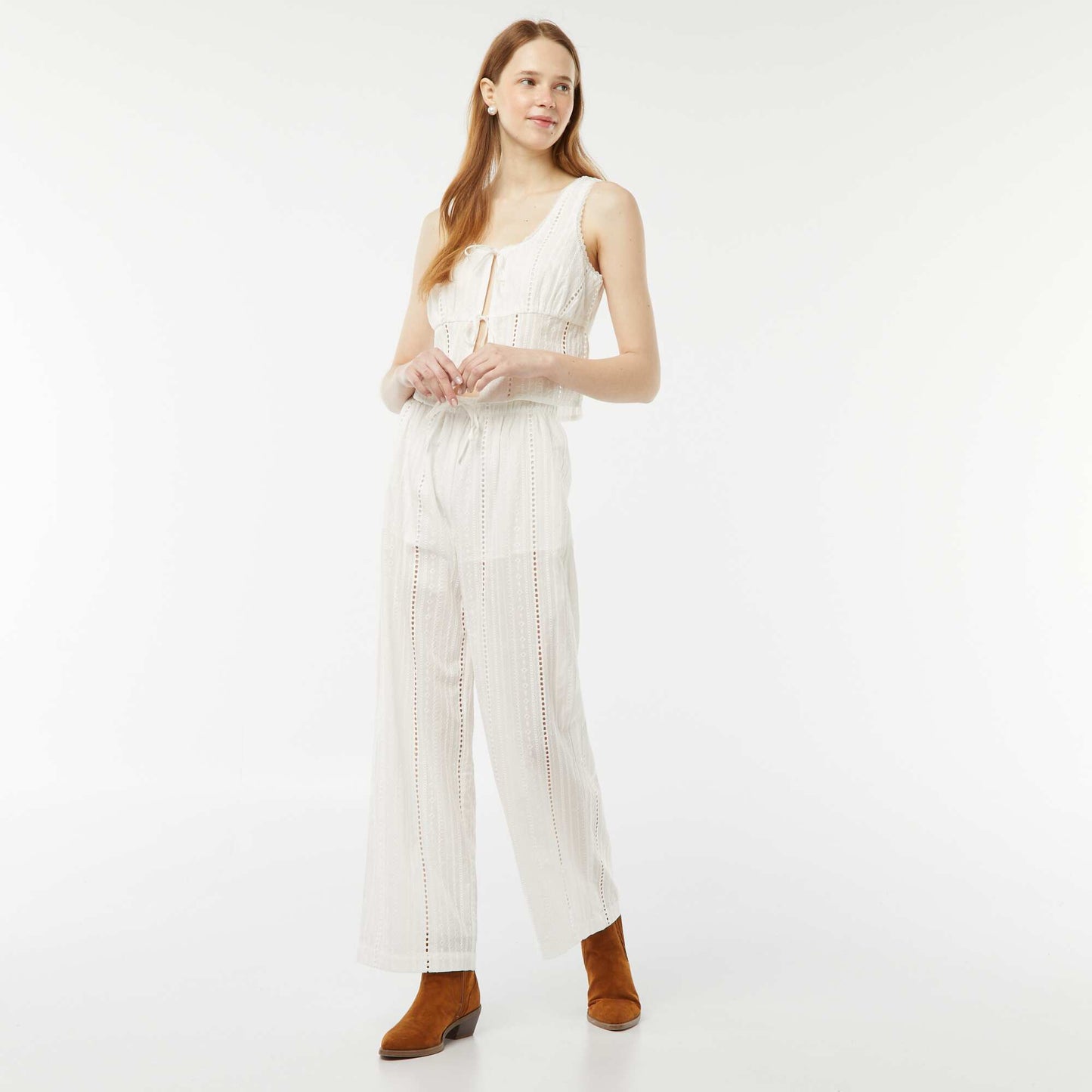 Blouse légère sans manches à nouer avec broderies anglaises BLANC