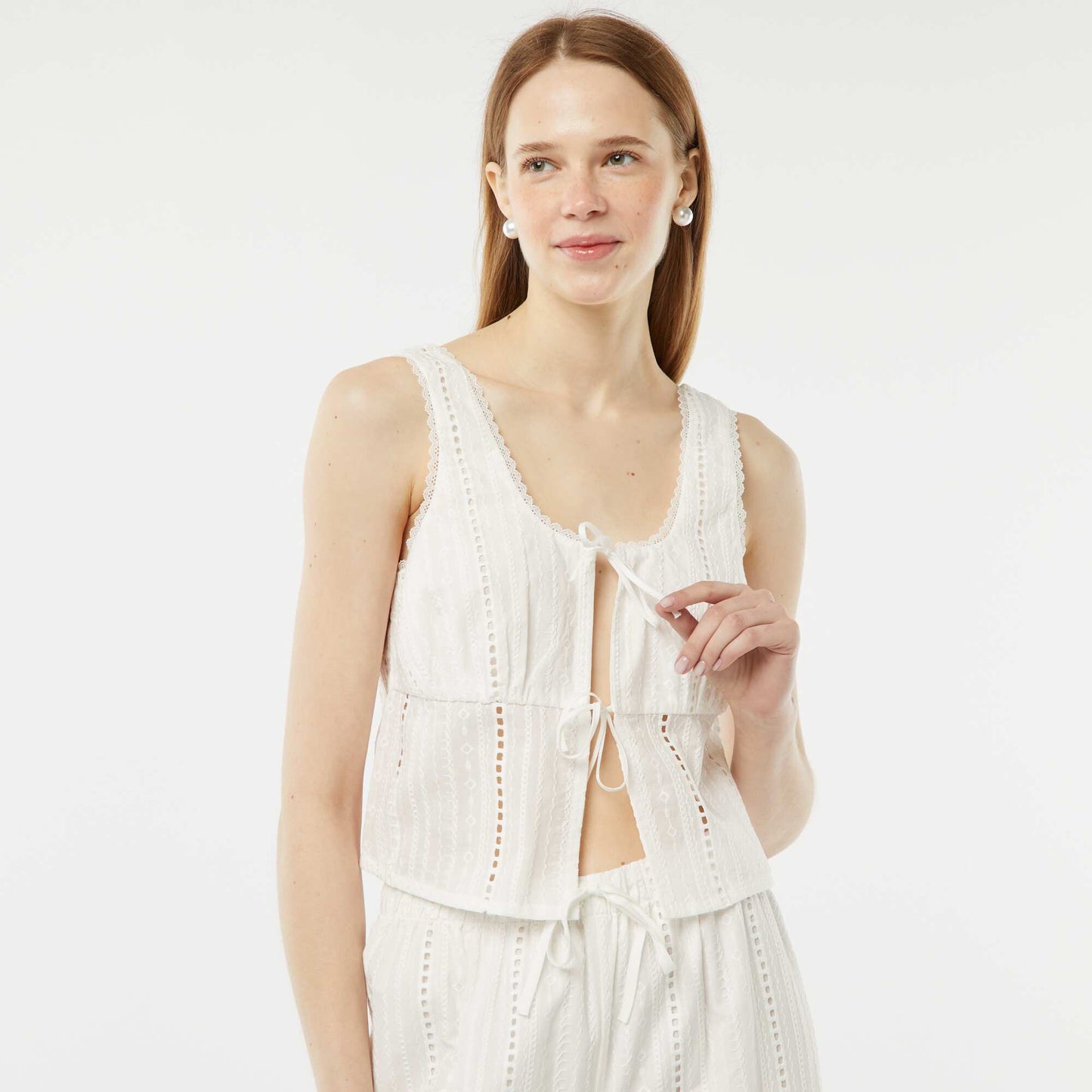 Blouse légère sans manches à nouer avec broderies anglaises BLANC