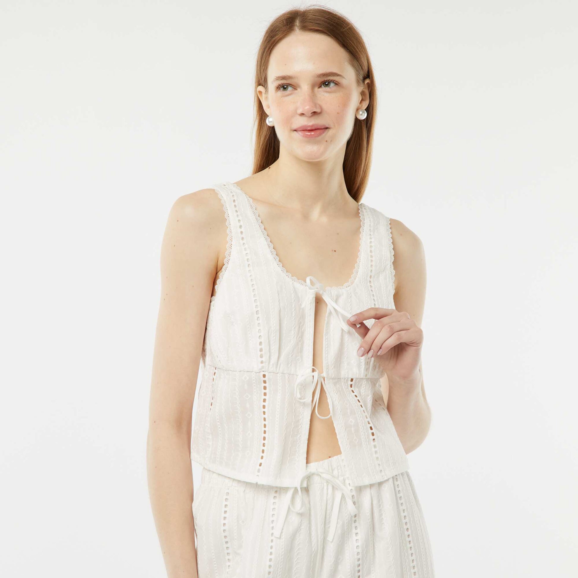 Blouse légère sans manches à nouer avec broderies anglaises BLANC