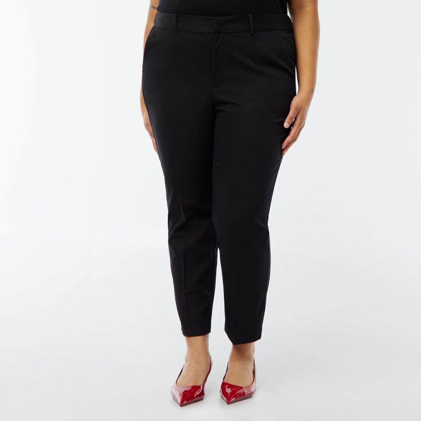 Pantalon cigarette avec ouverture par crochet et zippée NOIR