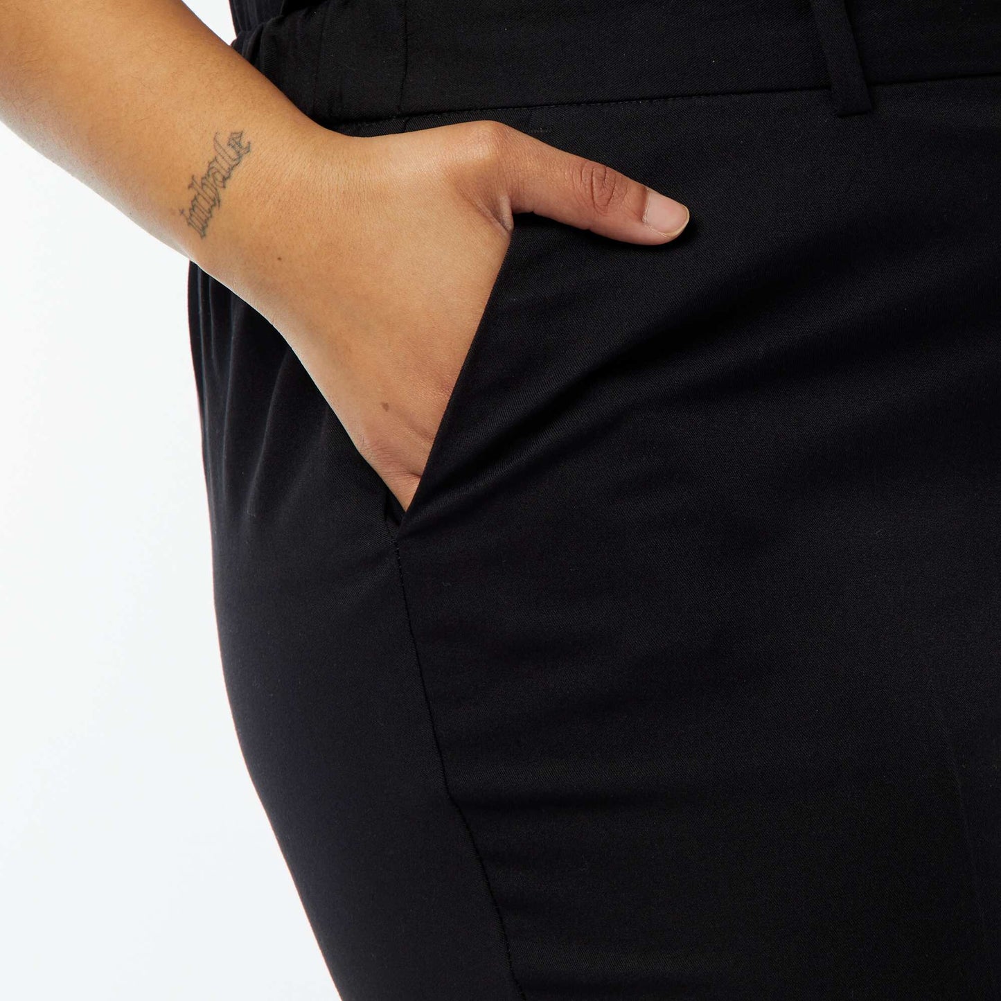 Pantalon cigarette avec ouverture par crochet et zippée NOIR