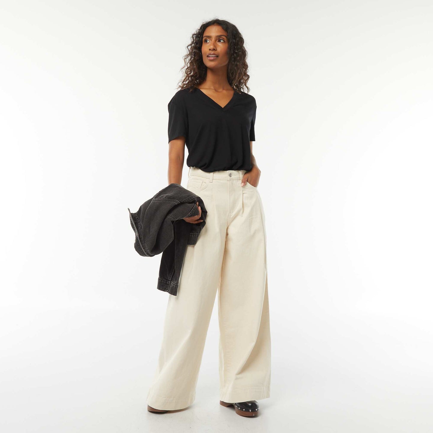 Tee-shirt manches courtes avec encolure en V NOIR