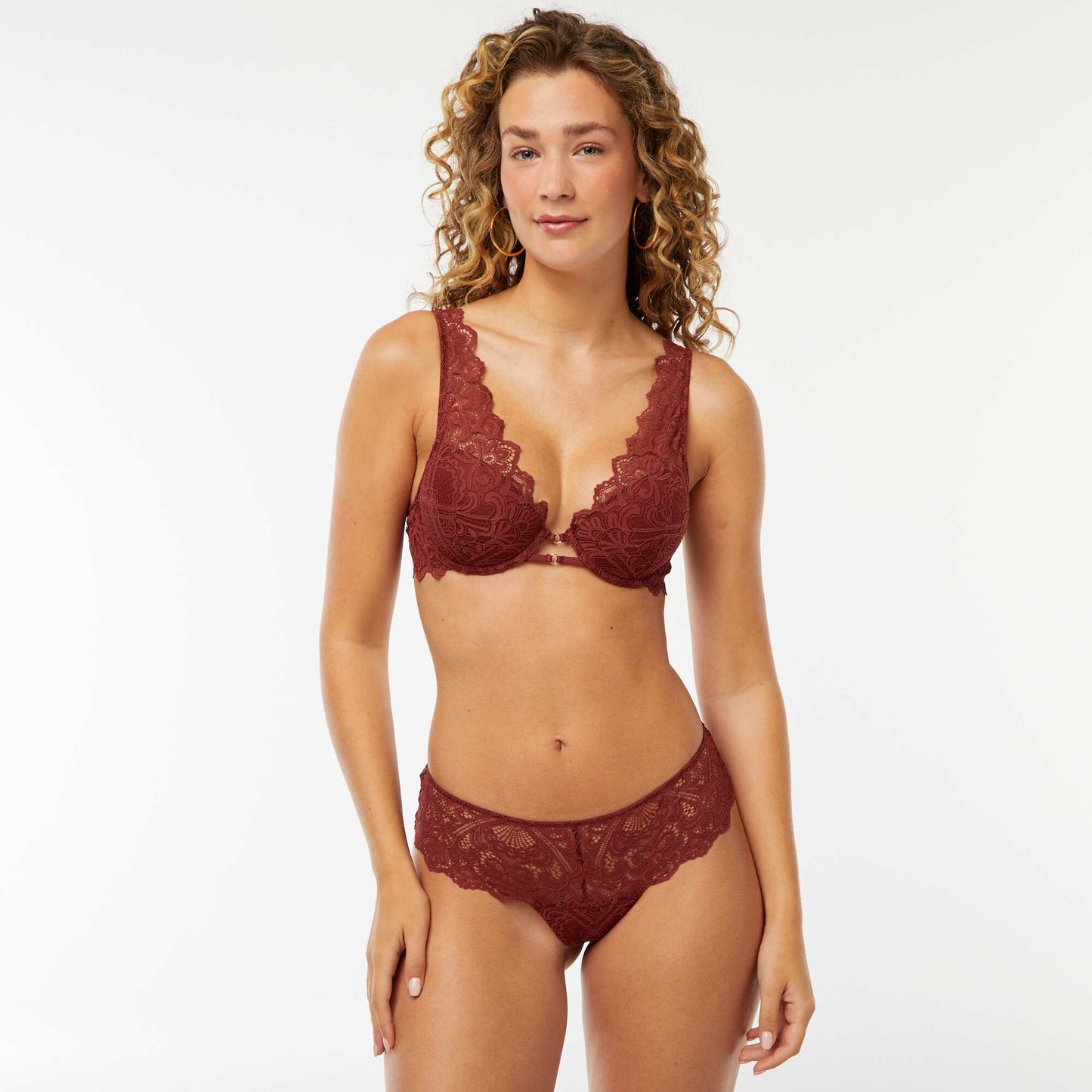 Tanga en dentelle transparente avec bijou fantaisie BORDEAUX