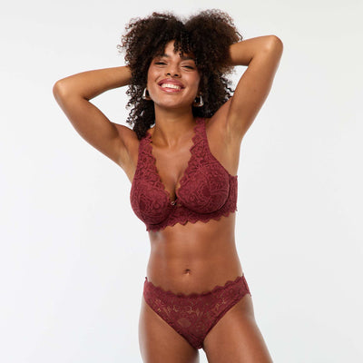 Culotte en dentelle ajourée avec bijou fantaisie ROUGE