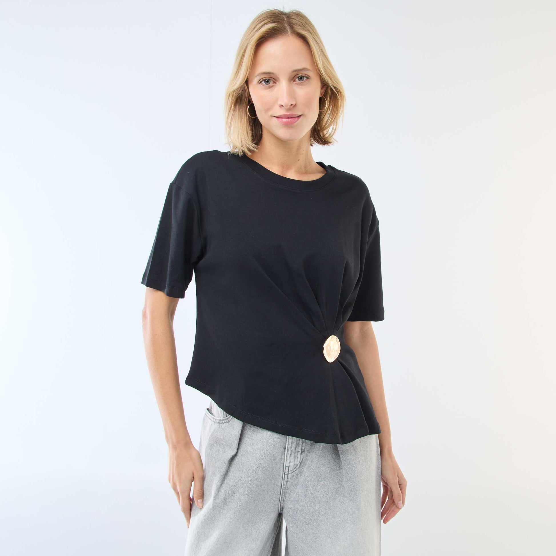 T-shirt à manches courtes avec bijou fantaisie devant effet twisté NOIR