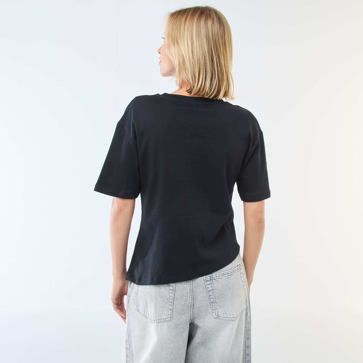 T-shirt à manches courtes avec bijou fantaisie devant effet twisté NOIR