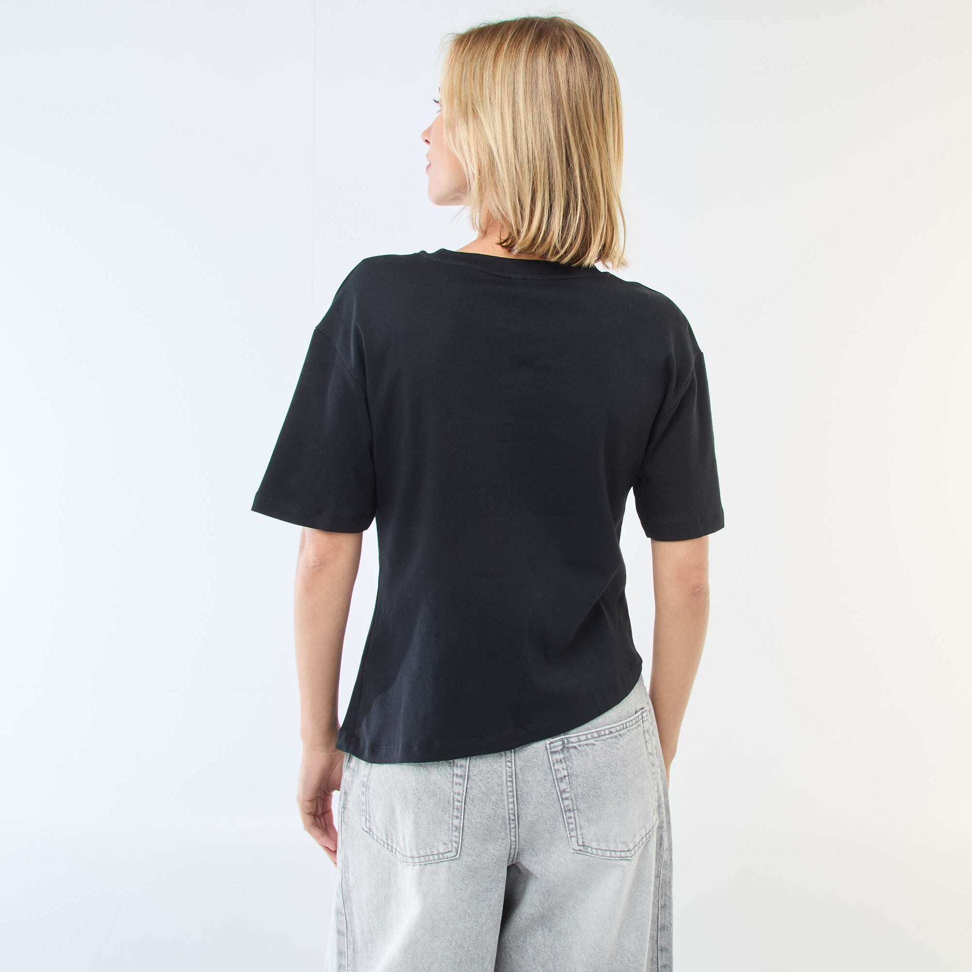 T-shirt à manches courtes avec bijou fantaisie devant effet twisté NOIR