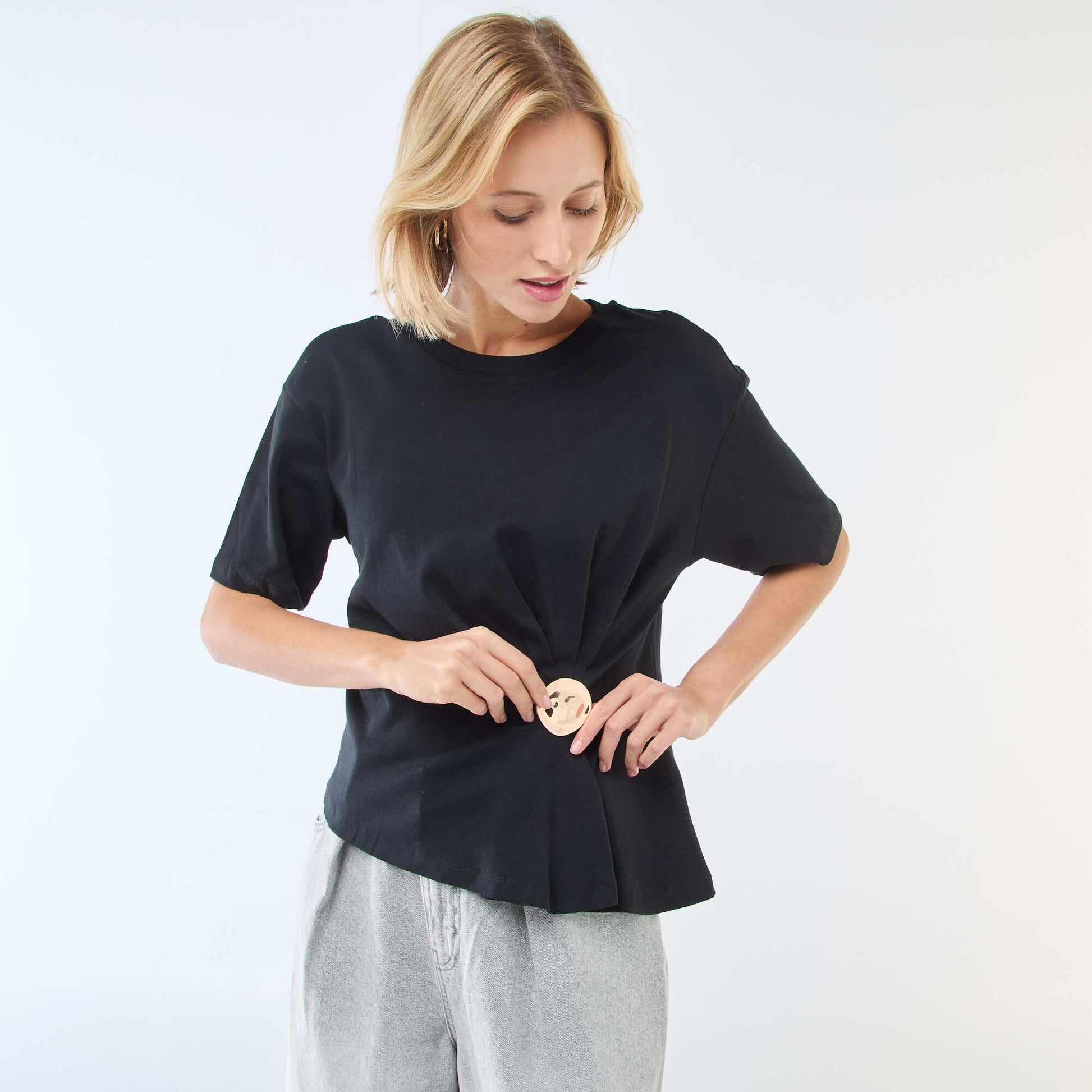 T-shirt à manches courtes avec bijou fantaisie devant effet twisté NOIR