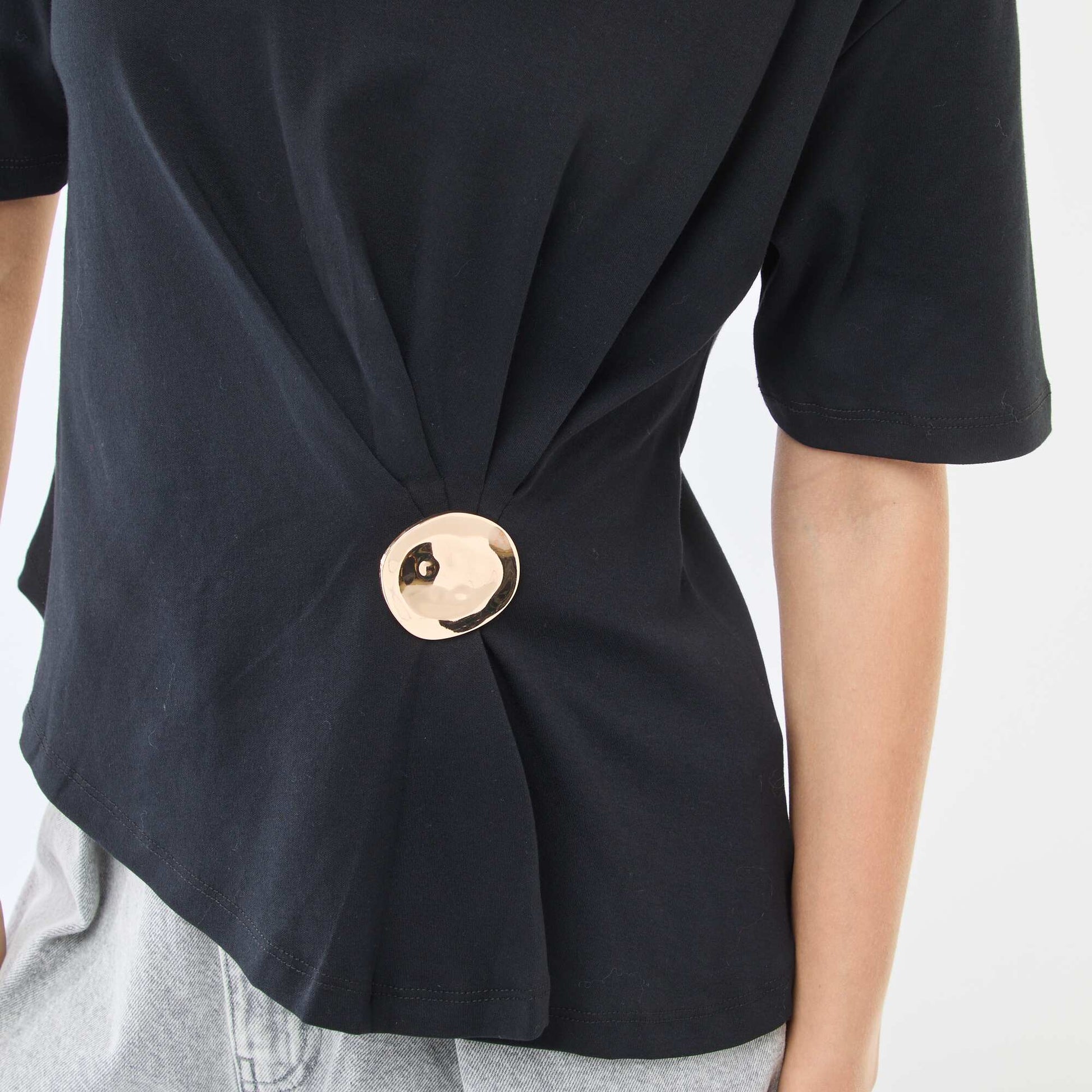T-shirt à manches courtes avec bijou fantaisie devant effet twisté NOIR