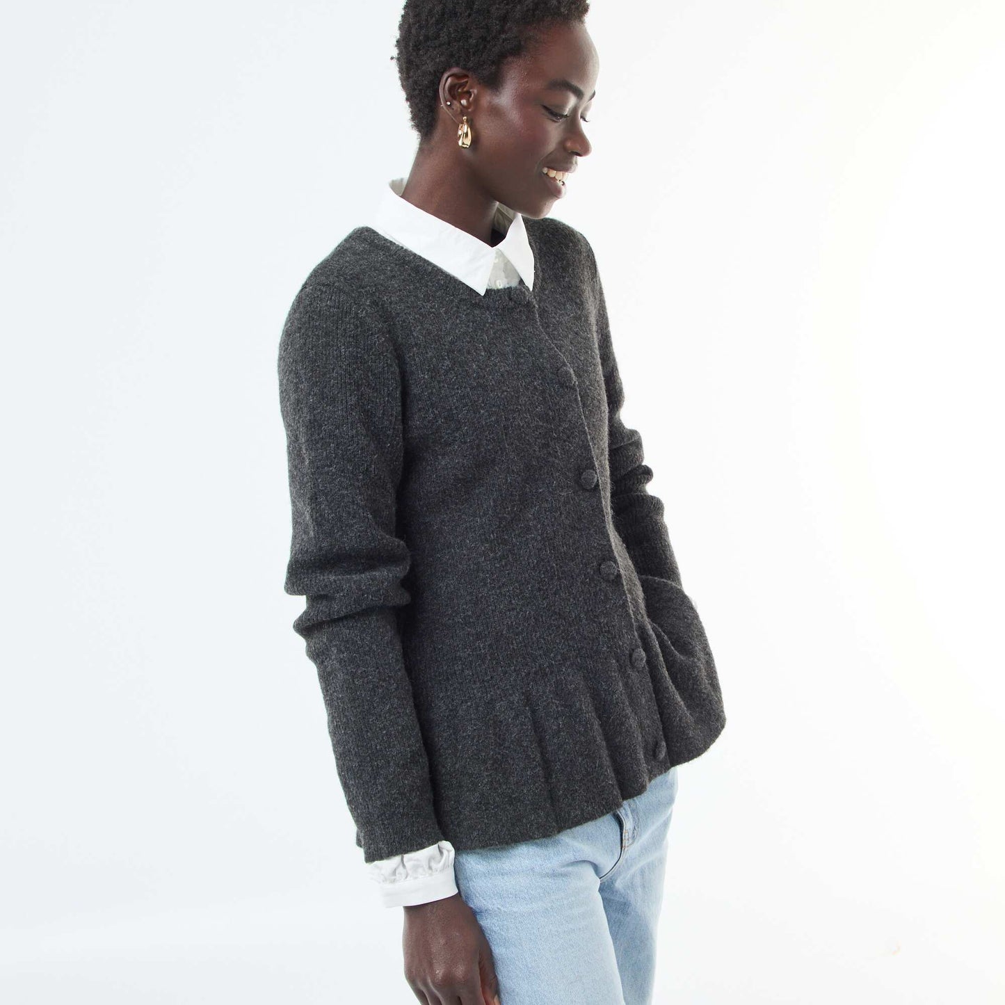 Gilet en maille fine jauge à base volantée GRIS